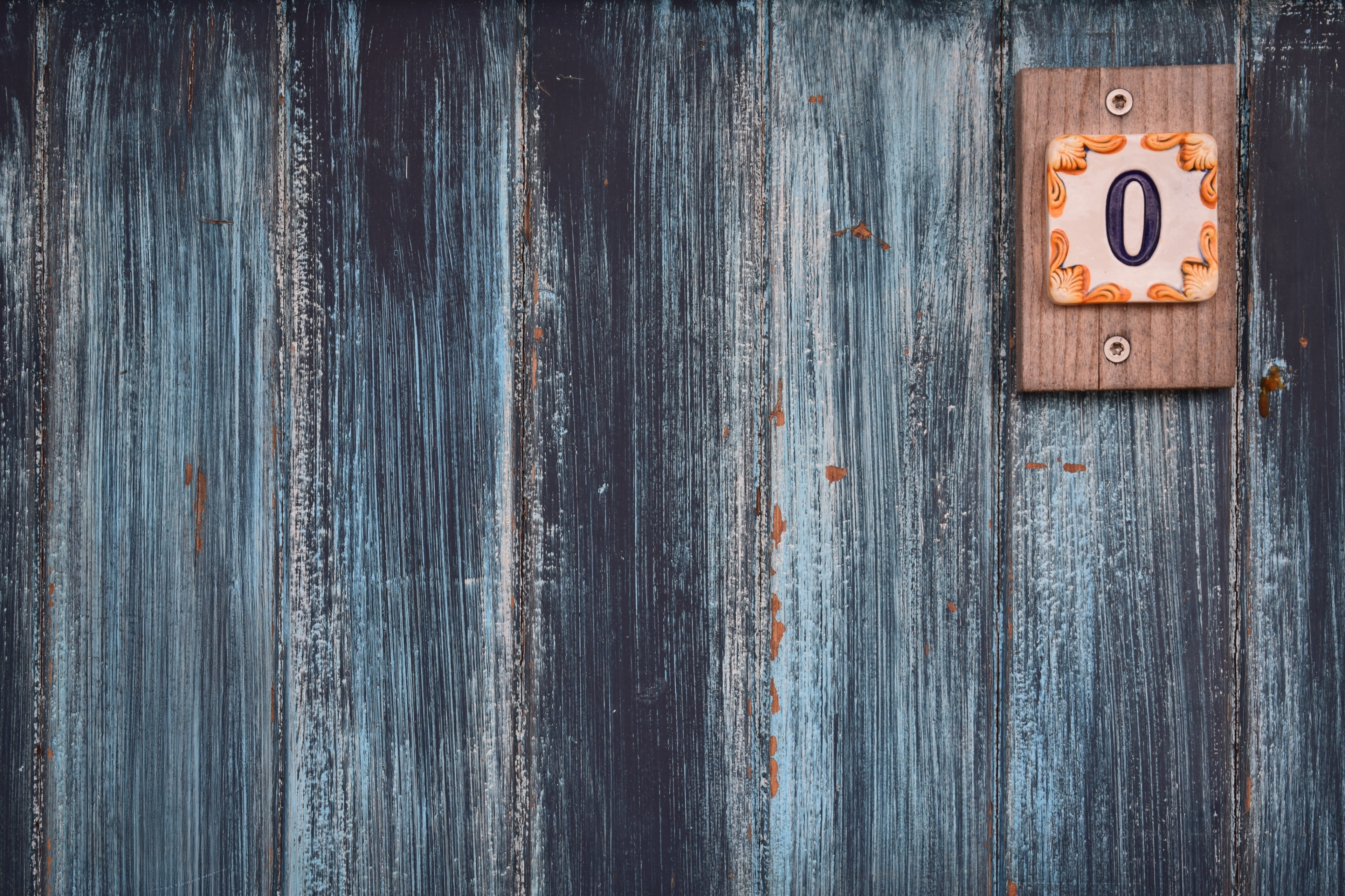 a weathered wooden wall with a small plaque with the number zero, zero 4k, HD Wallpaper
