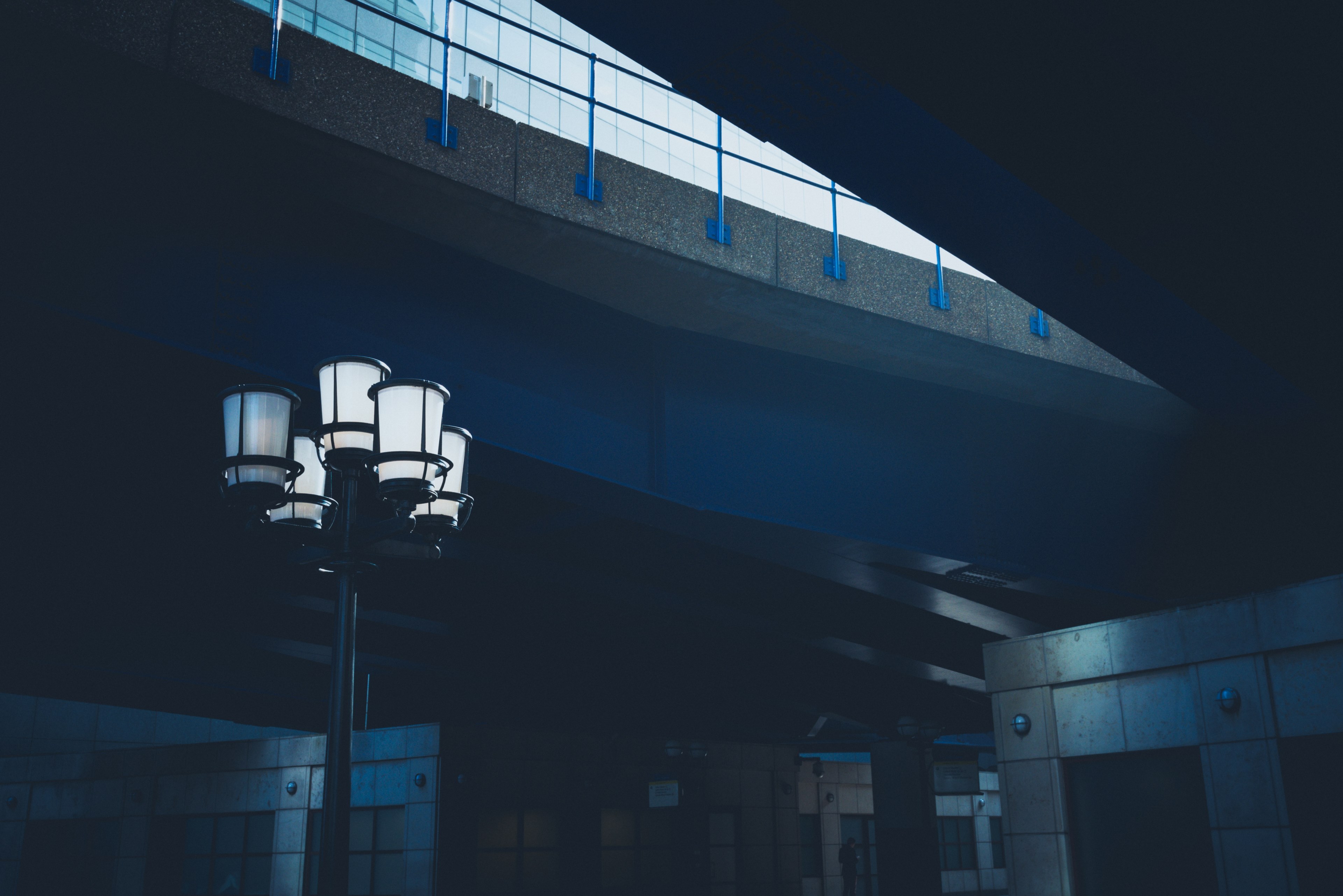 futuristic scene at canary wharf of lamppost in blue light on street surrounded by buildings, blue lampost canary wharf 4k, HD Wallpaper