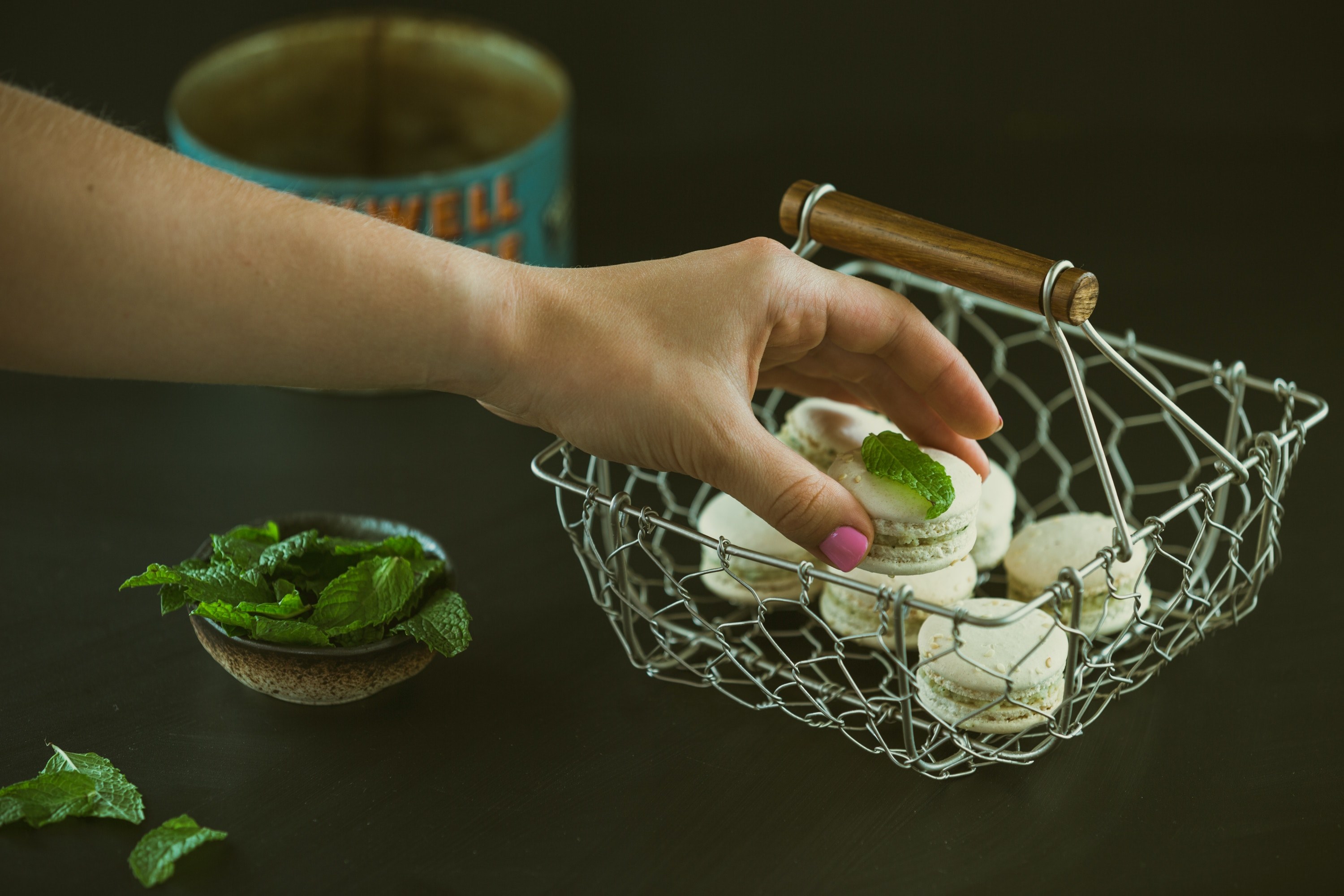 hand stacks fresh macarons with mint in a basket, macarons to go 4k, HD Wallpaper