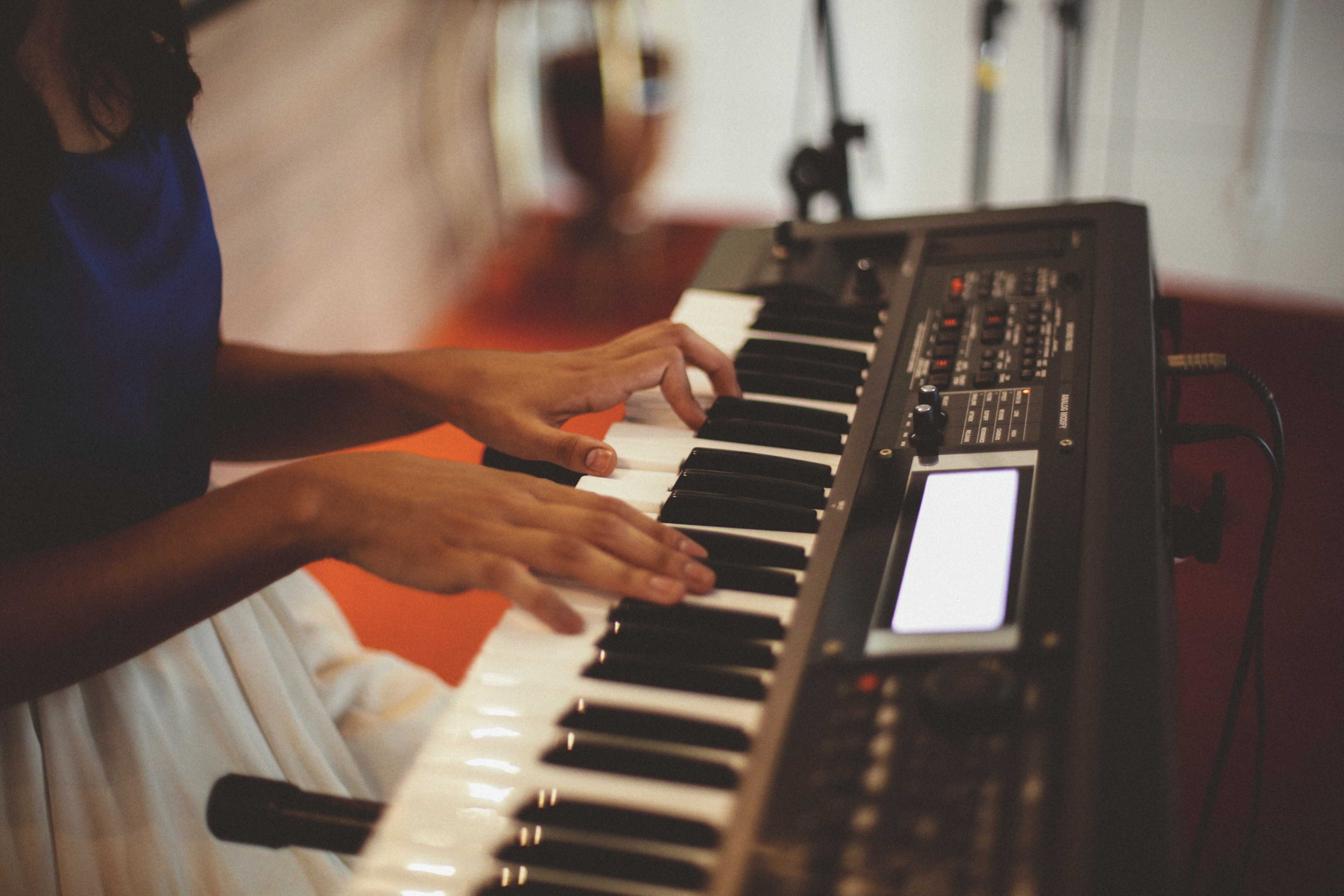 a woman playing the keyboard in a small room, keyboard practice 4k, HD Wallpaper