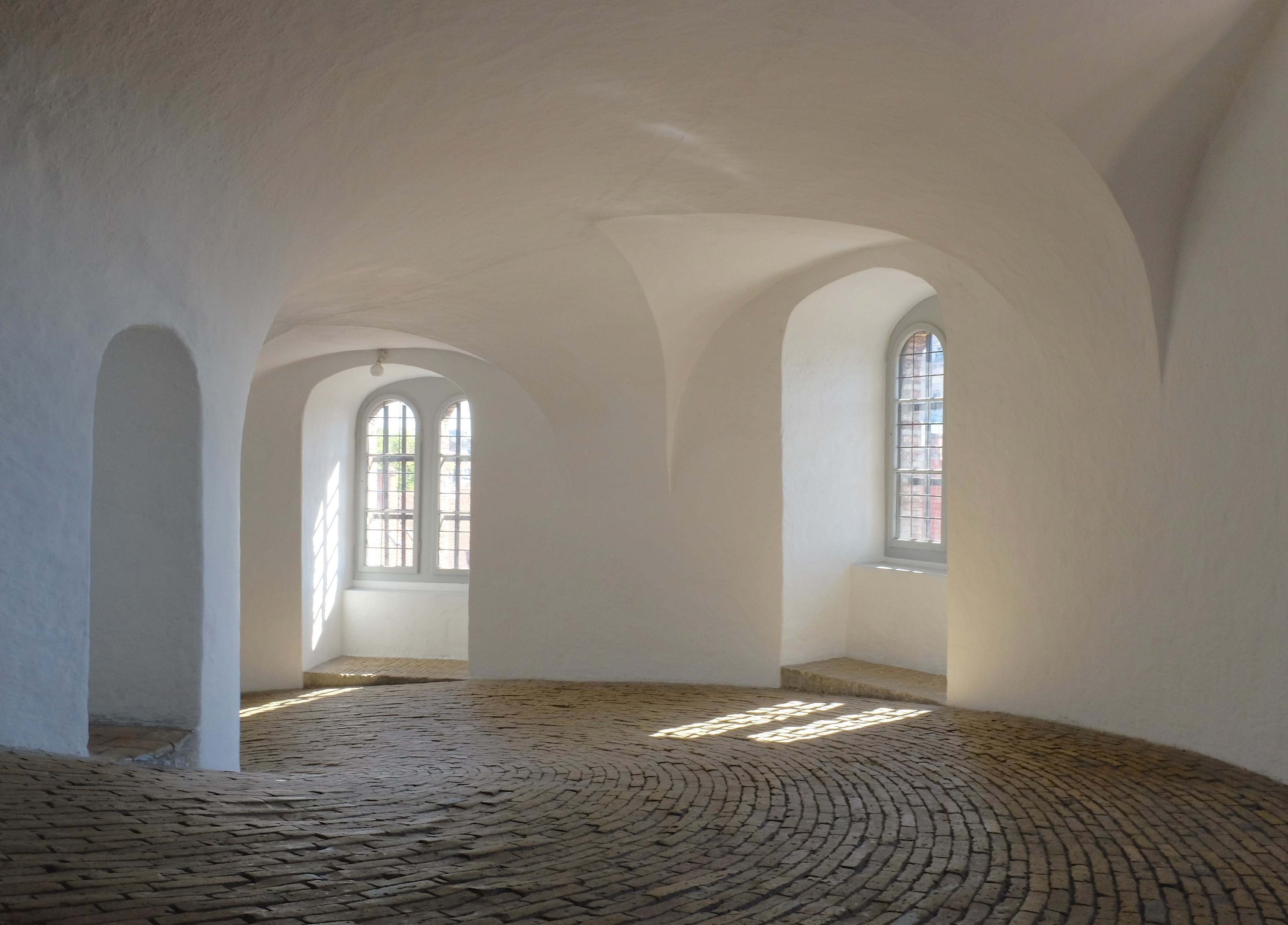 an empty curving corridor in the rundetaarn tower in copenhagen, rundetaarn_dk copenhagen 4k, HD Wallpaper