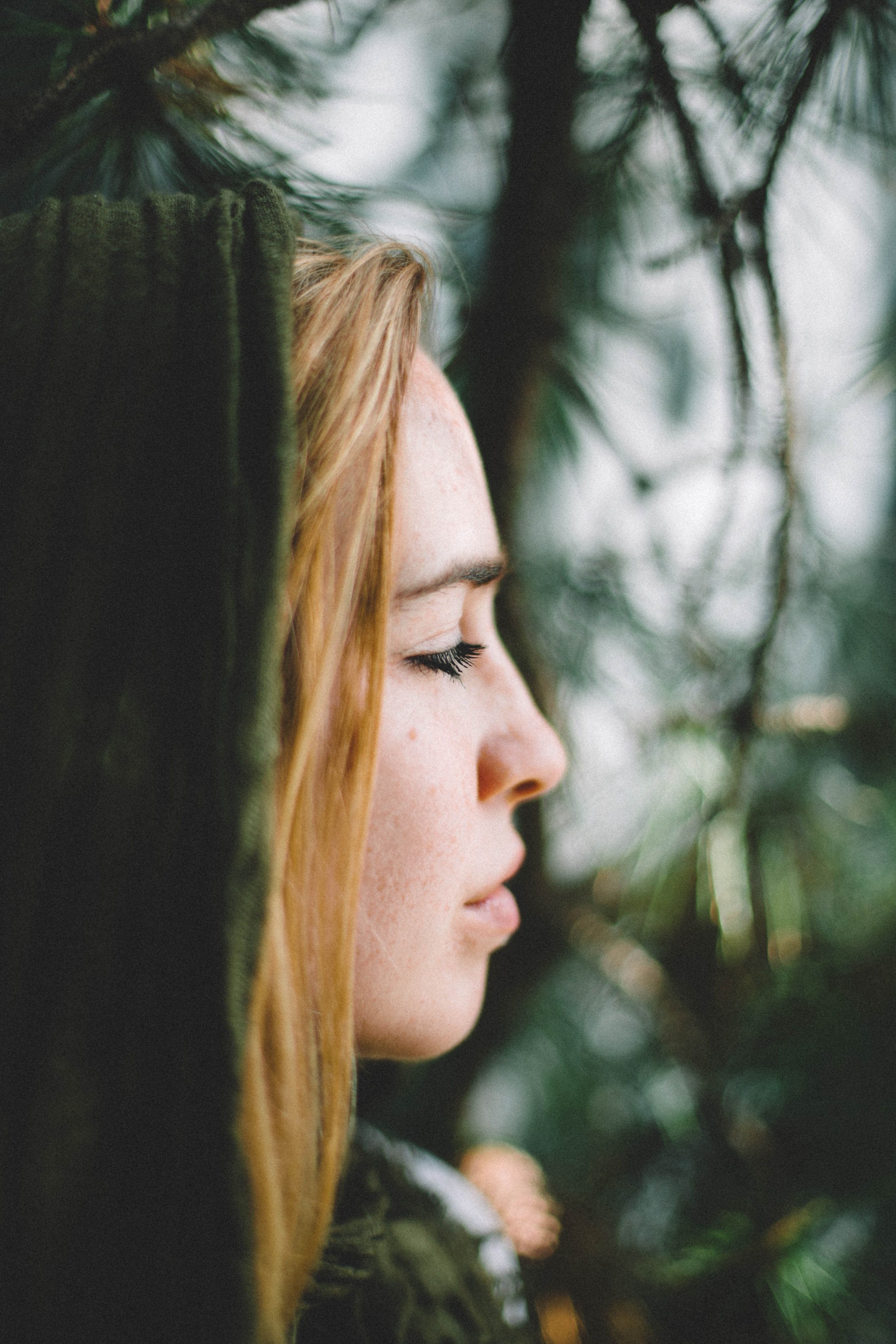 close up of the side of a face of a blonde woman in a forest, womans face in a forest 4k, Phone HD Wallpaper
