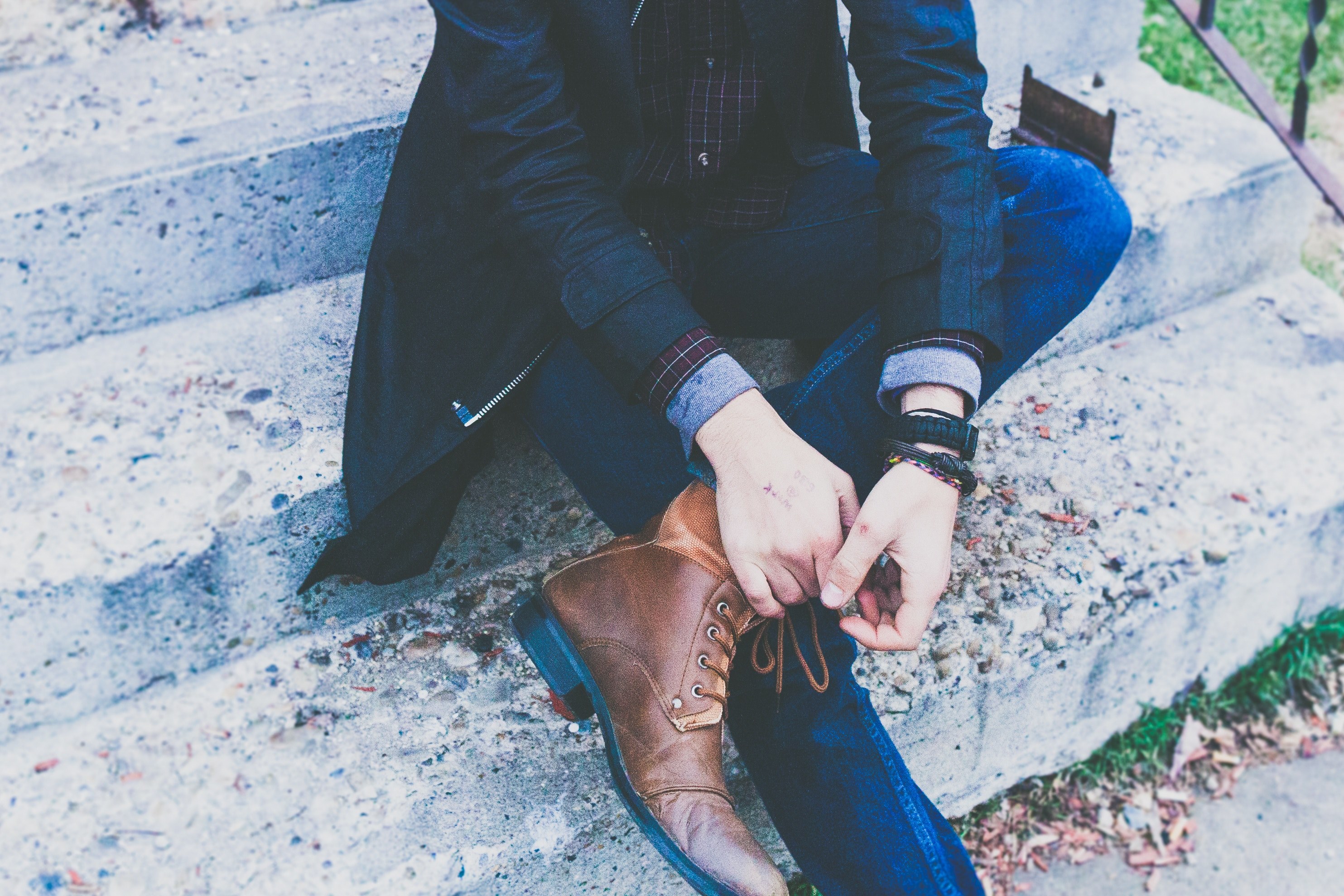 a man in an elegant jacket and jeans tying his leather shoes while sitting on stairs, elegant man tying shoes 4k, HD Wallpaper