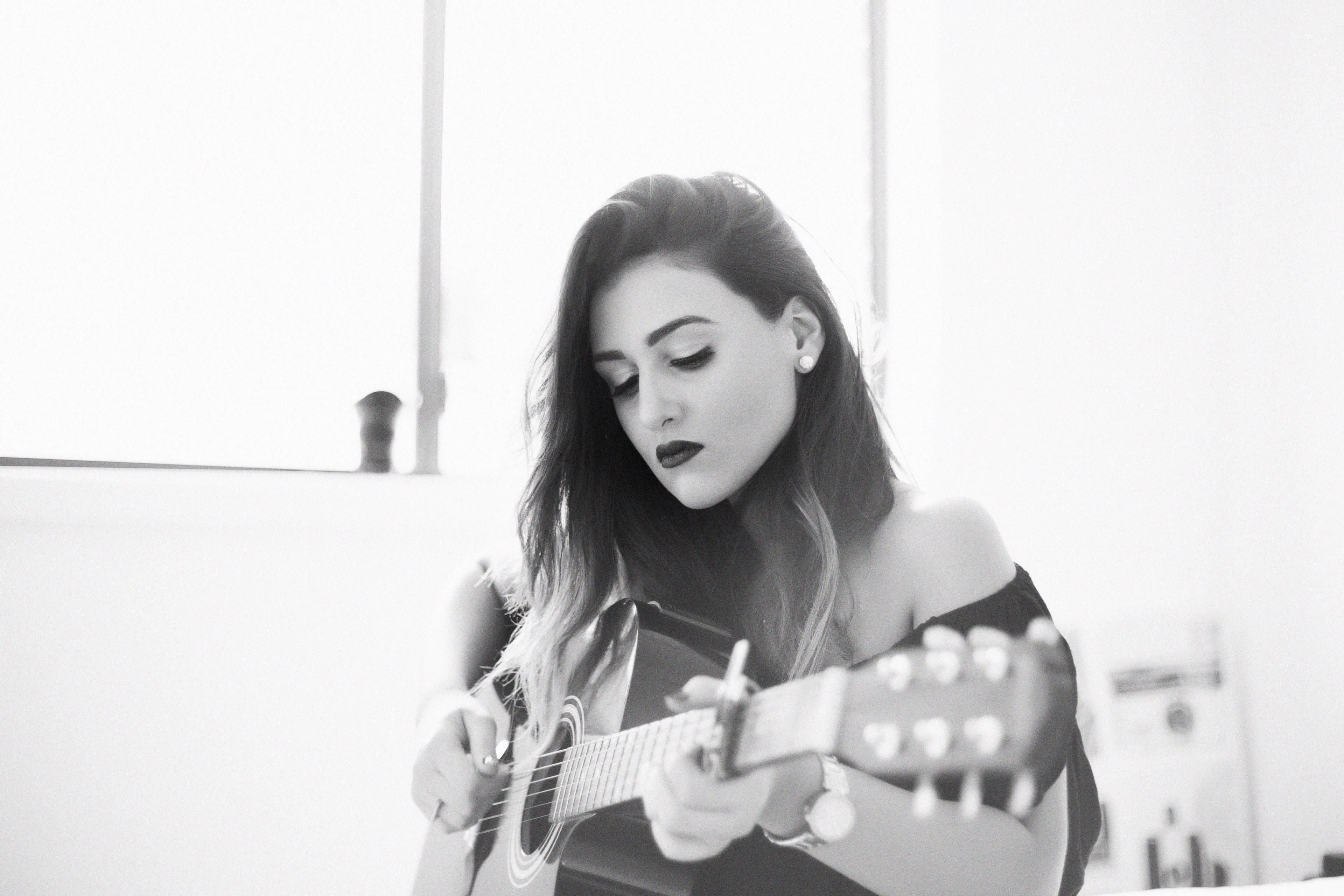 a woman wearing bold lipstick playing the guitar in moorebank, monochrome girl plays guitar 4k, HD Wallpaper
