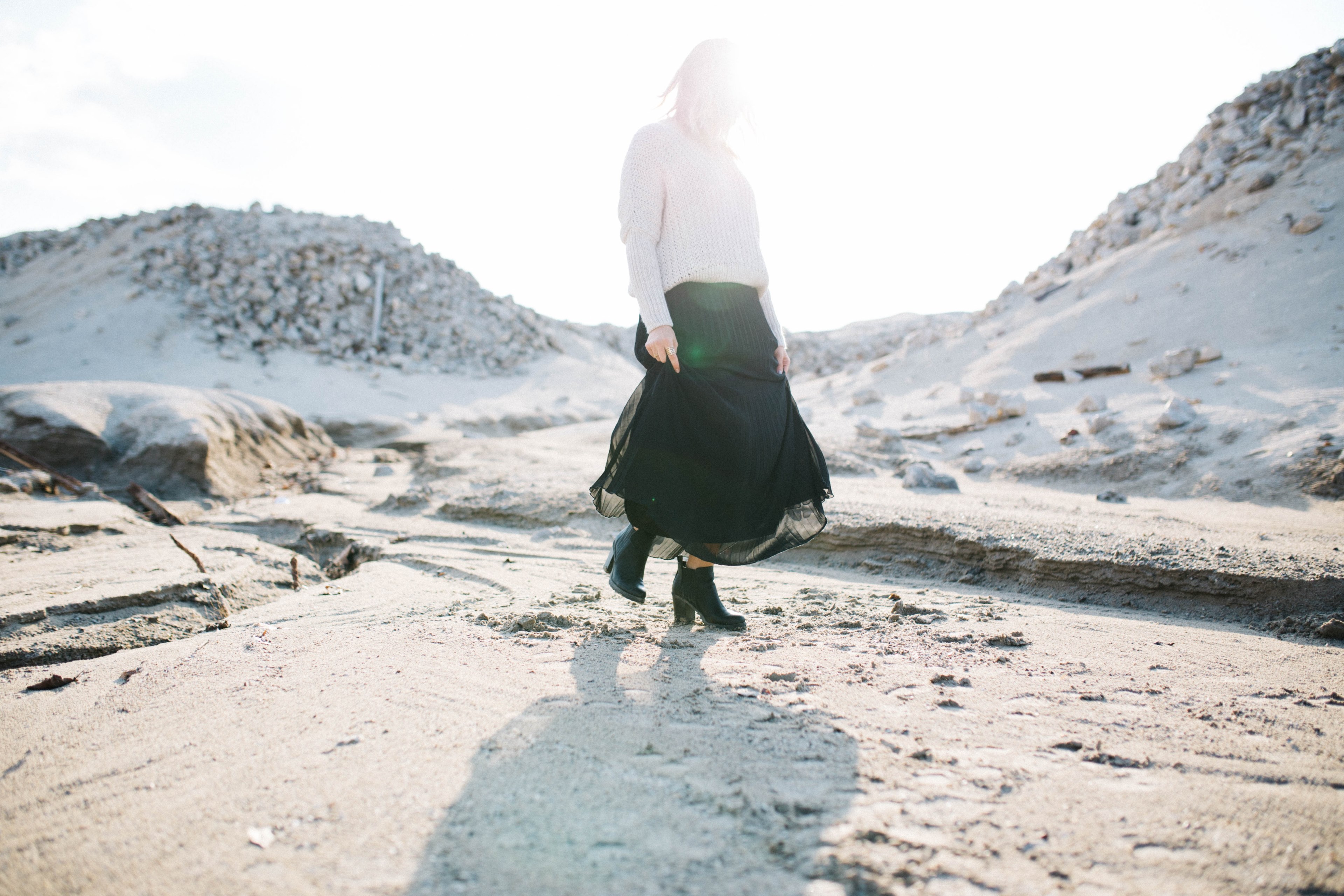 woman lady female and walking 4k, HD Wallpaper