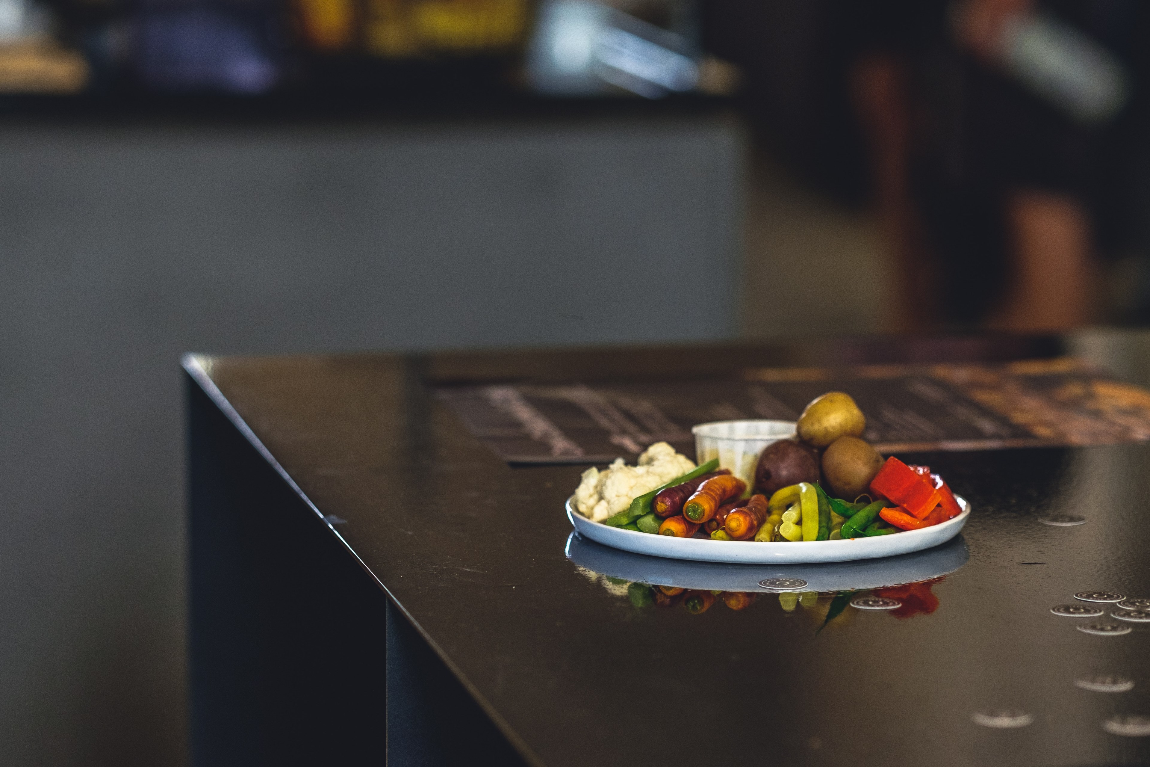 crew cafe counter plate and cauliflower 4k, HD Wallpaper