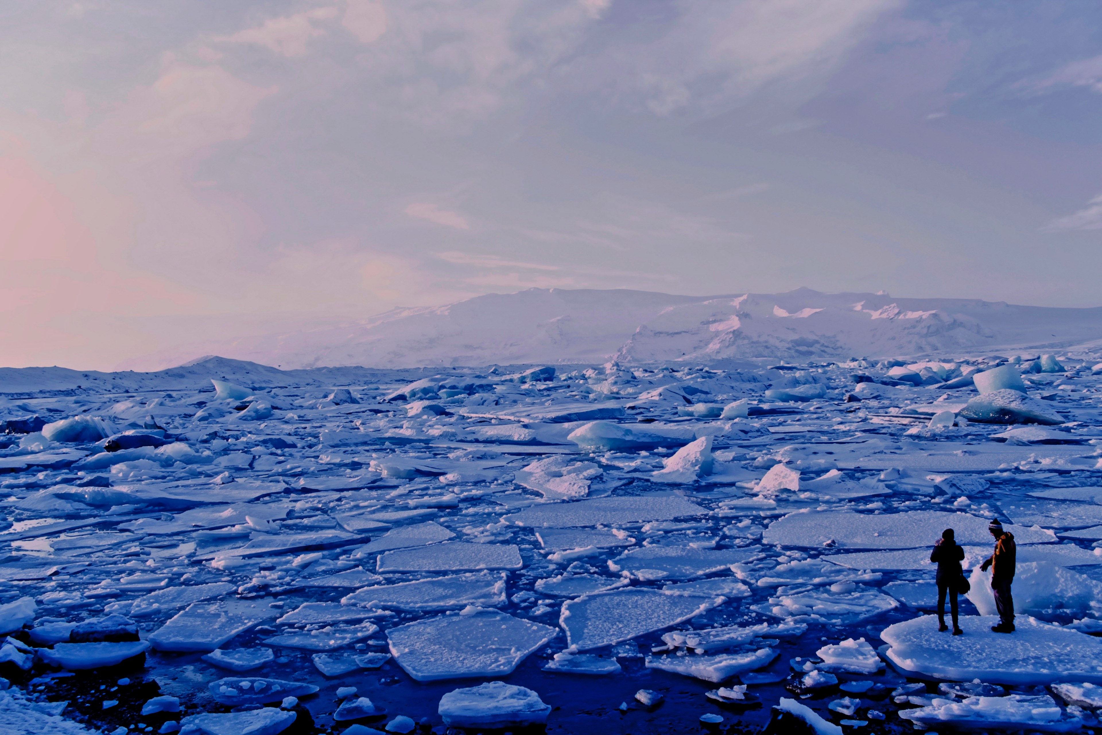 people looking at frozen ice sheets breaking apart in the water with a mountain view, watching breaking ice sheets 4k, HD Wallpaper