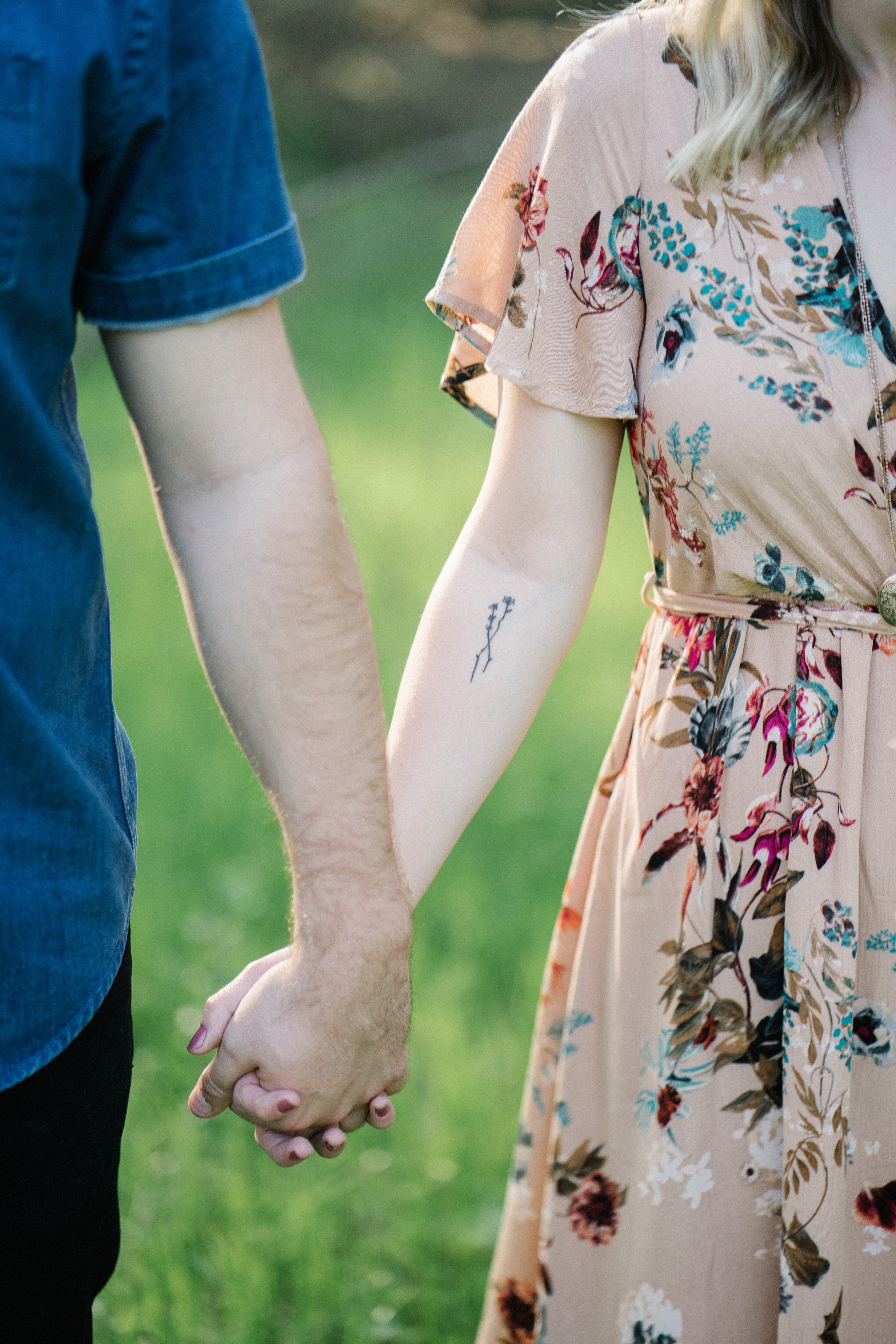 a man and a woman standing outdoors hold hands she has a tattoo on her arm, _holding hands in a meadow 4k, Phone HD Wallpaper