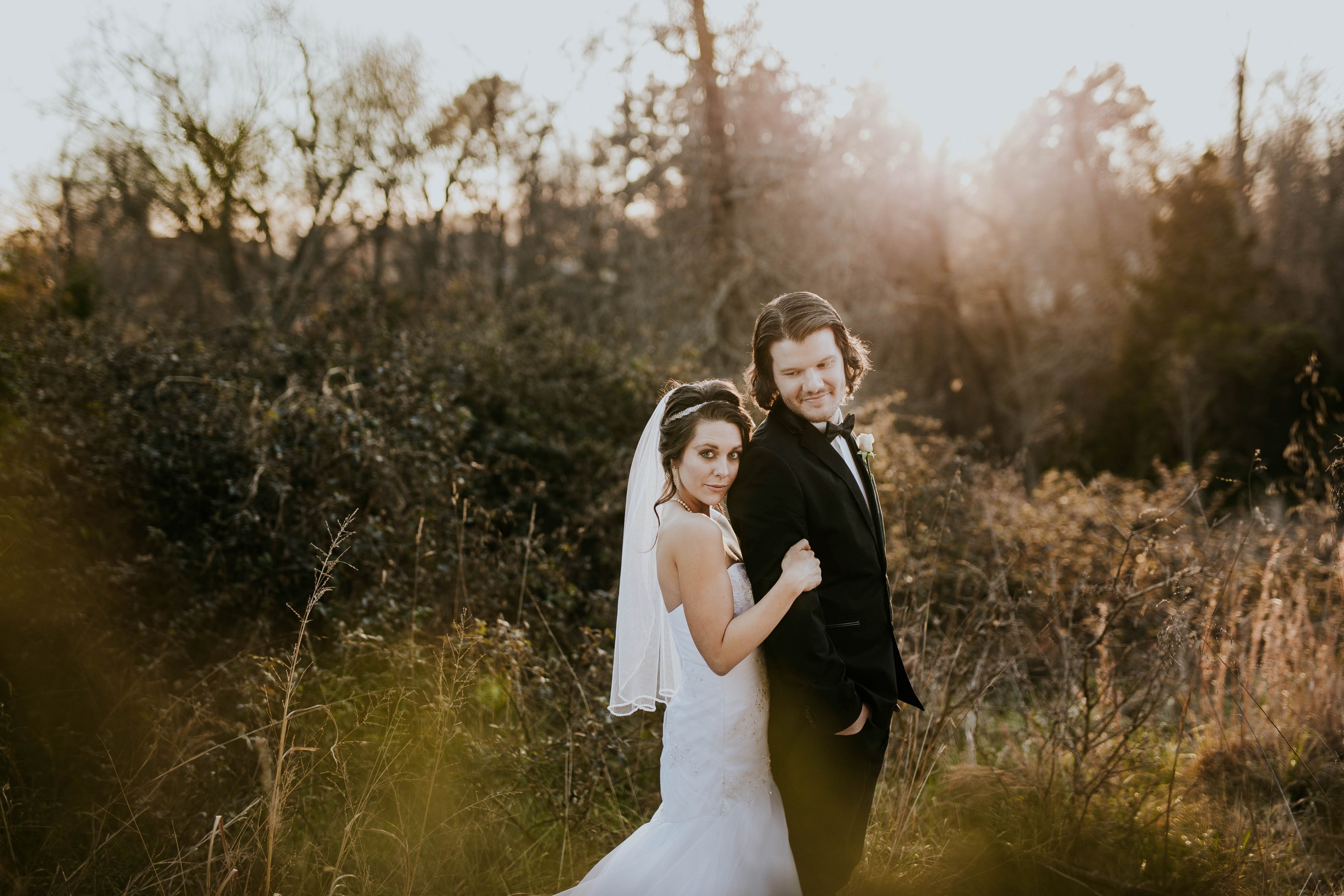 a bride links arms with her groom in a sunny meadow, _bride grabbing groom 4k, HD Wallpaper