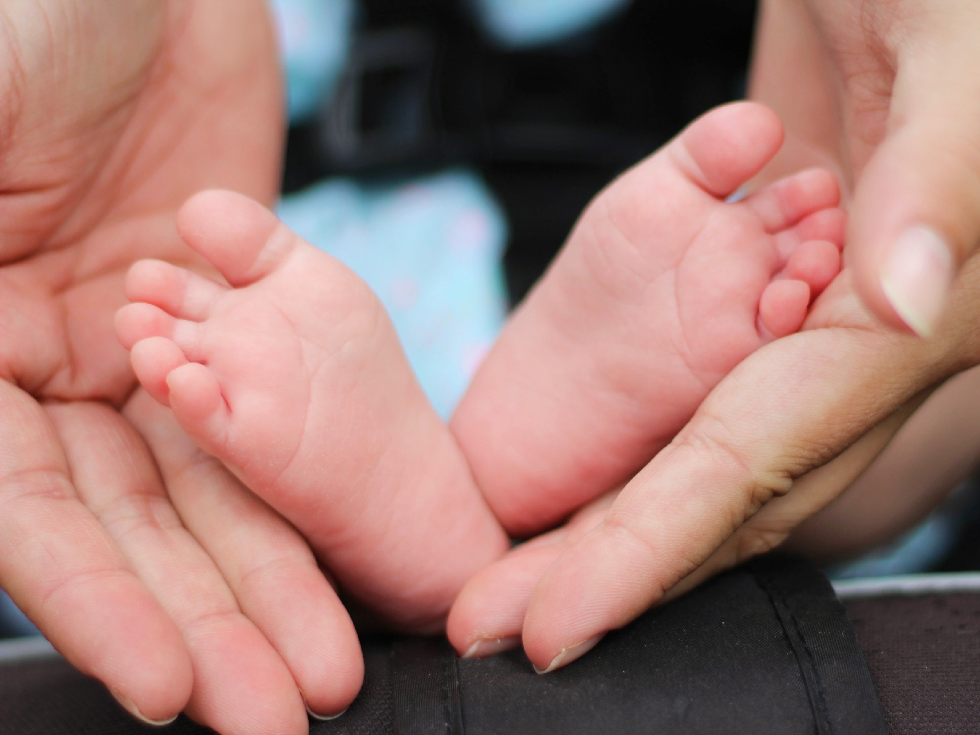 mothers hands frame babys feet in close up shot, babys feet 4k, HD Wallpaper