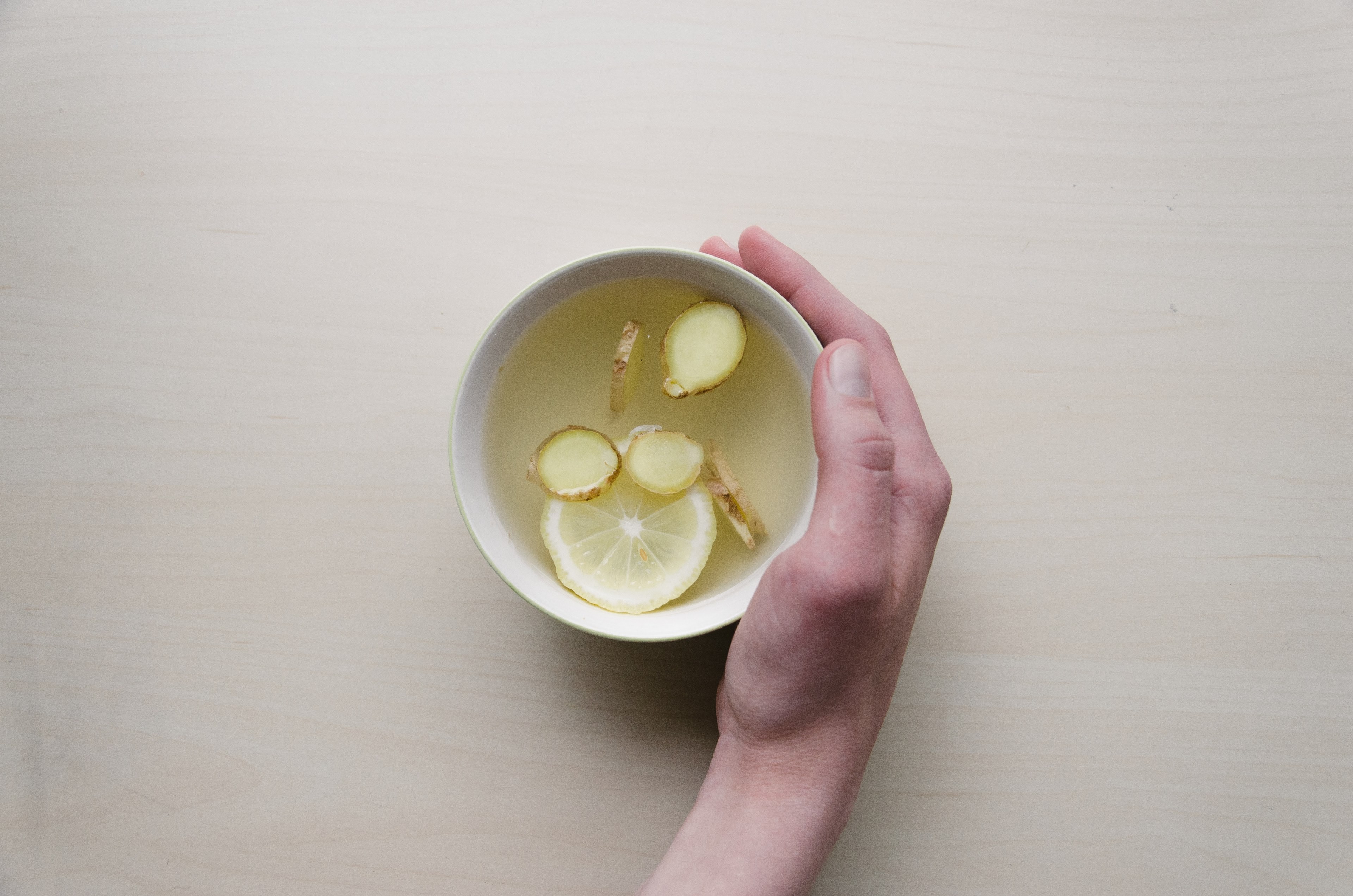 hand holds a bowl of broth with lemon and ginger health soup, detox remedies 4k, HD Wallpaper