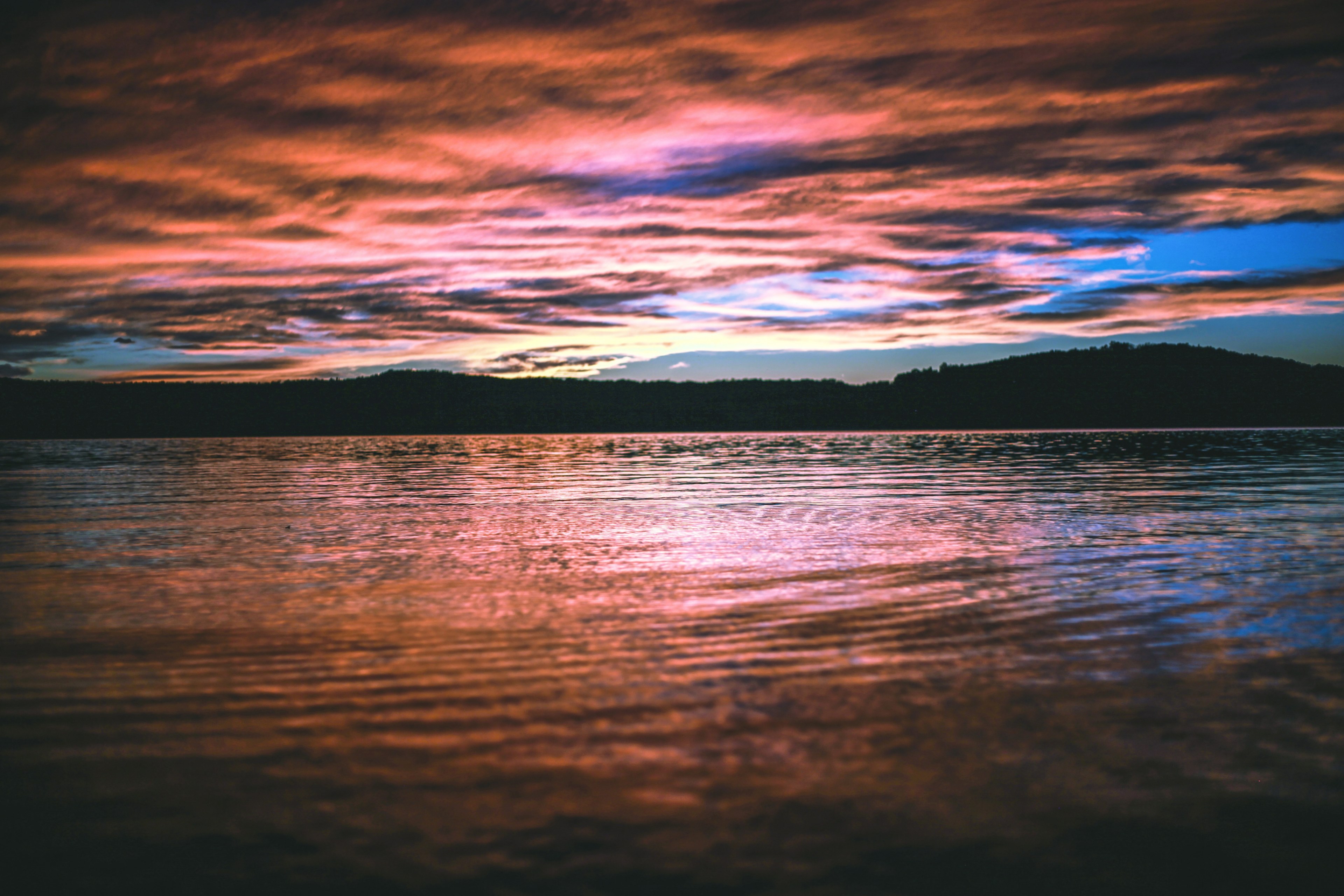 pink clouds and deep blue sky reflected in water at sunset in branson, branson pink sunset_ 4k, HD Wallpaper