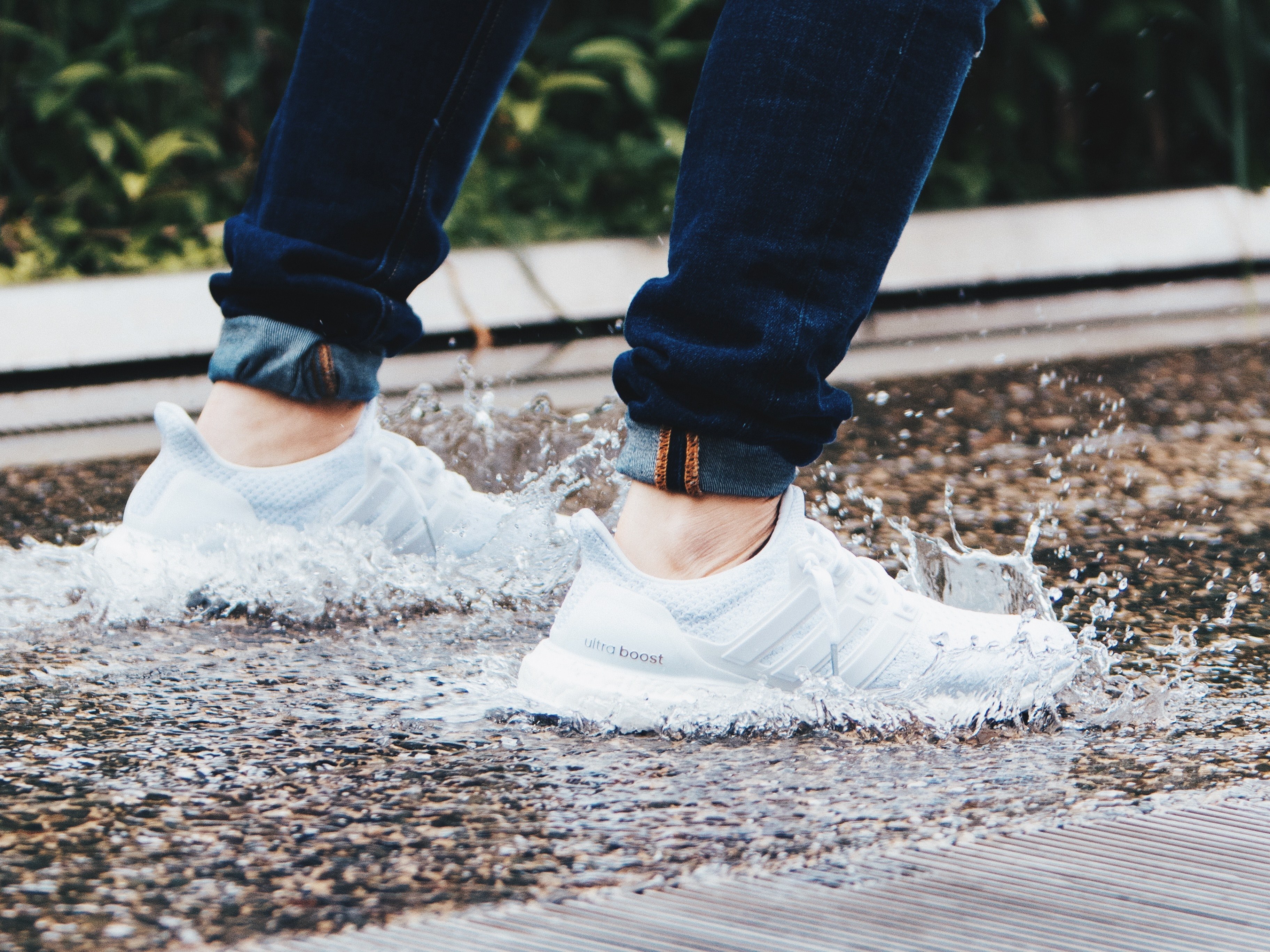 splashing shoe person and sneaker 4k, HD Wallpaper