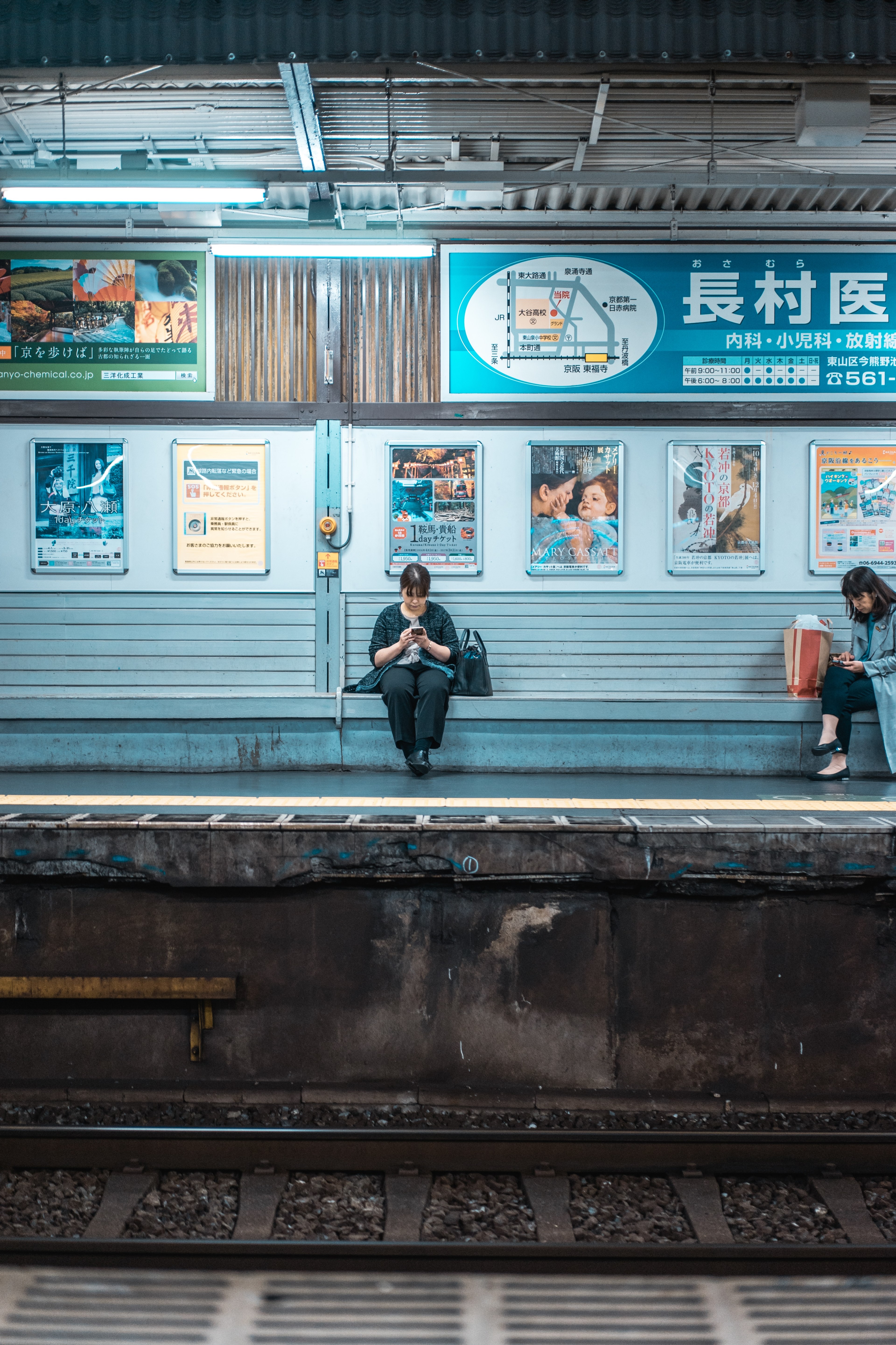 youre waiting for a train 4k, Phone HD Wallpaper