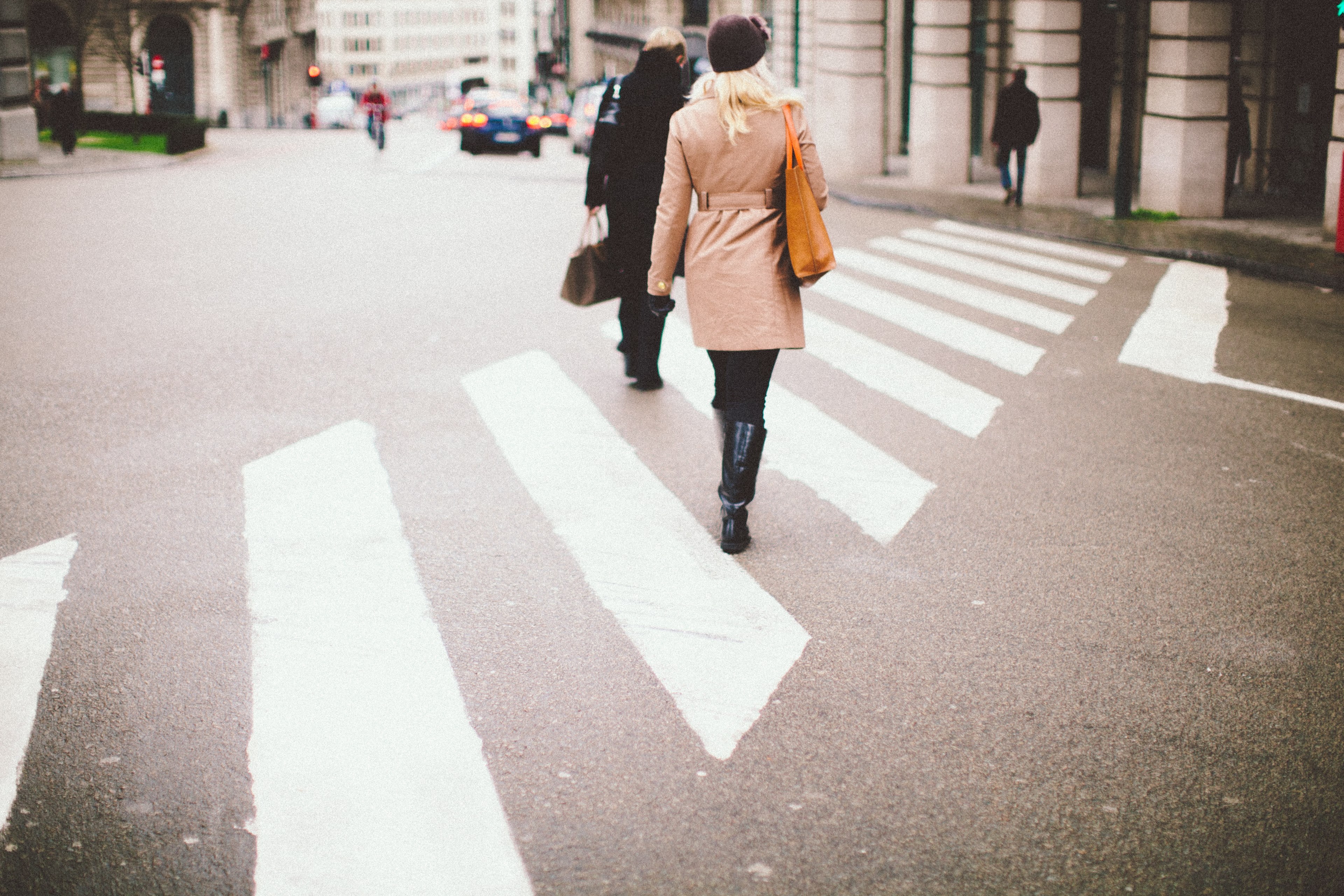 pedestrians are crossing the road in the crosswalk while the traffic stops in the distance, _pedestrians using crosswalk 4k, HD Wallpaper