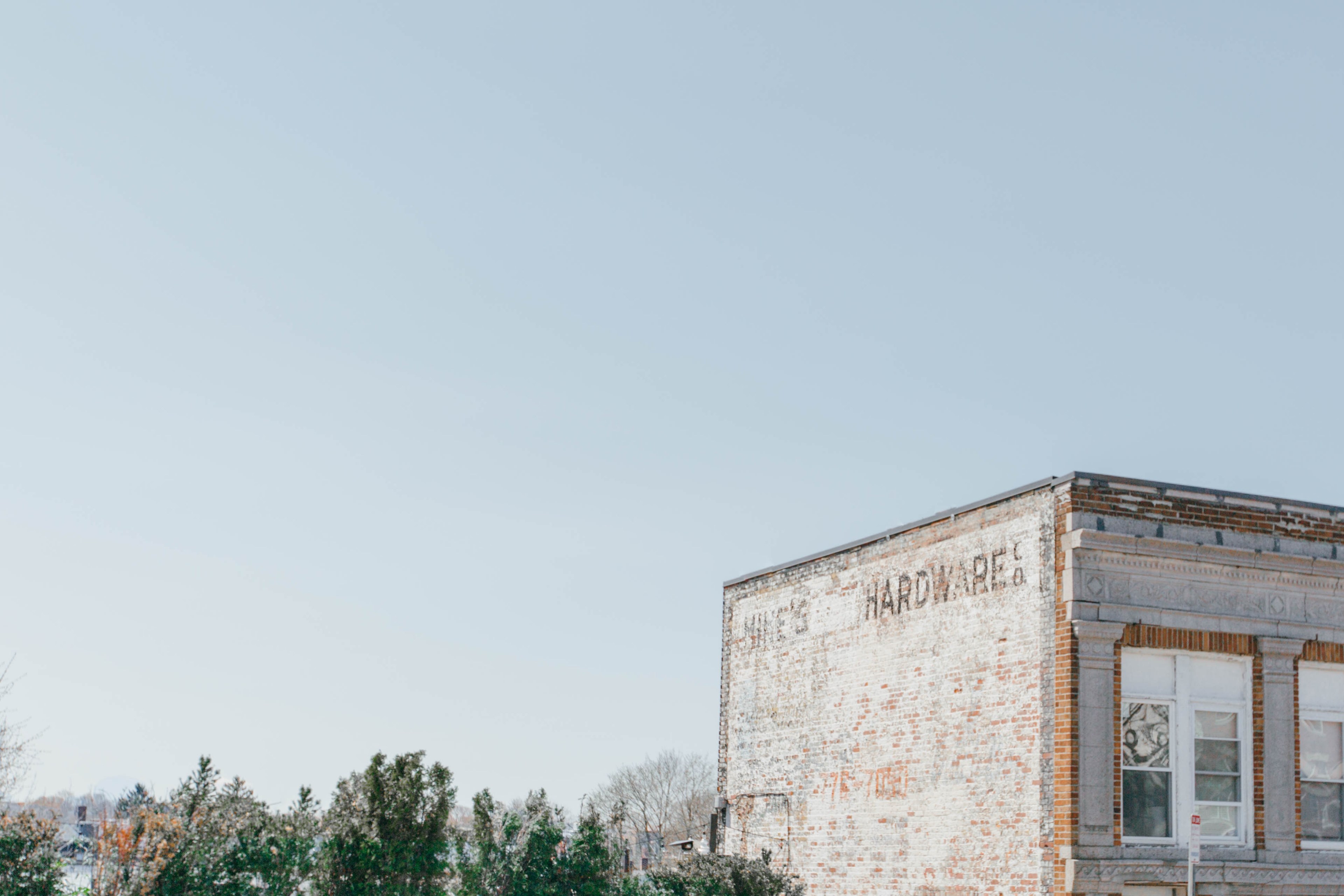 treetops near an old brick building in cambridge, old brick building 4k, HD Wallpaper