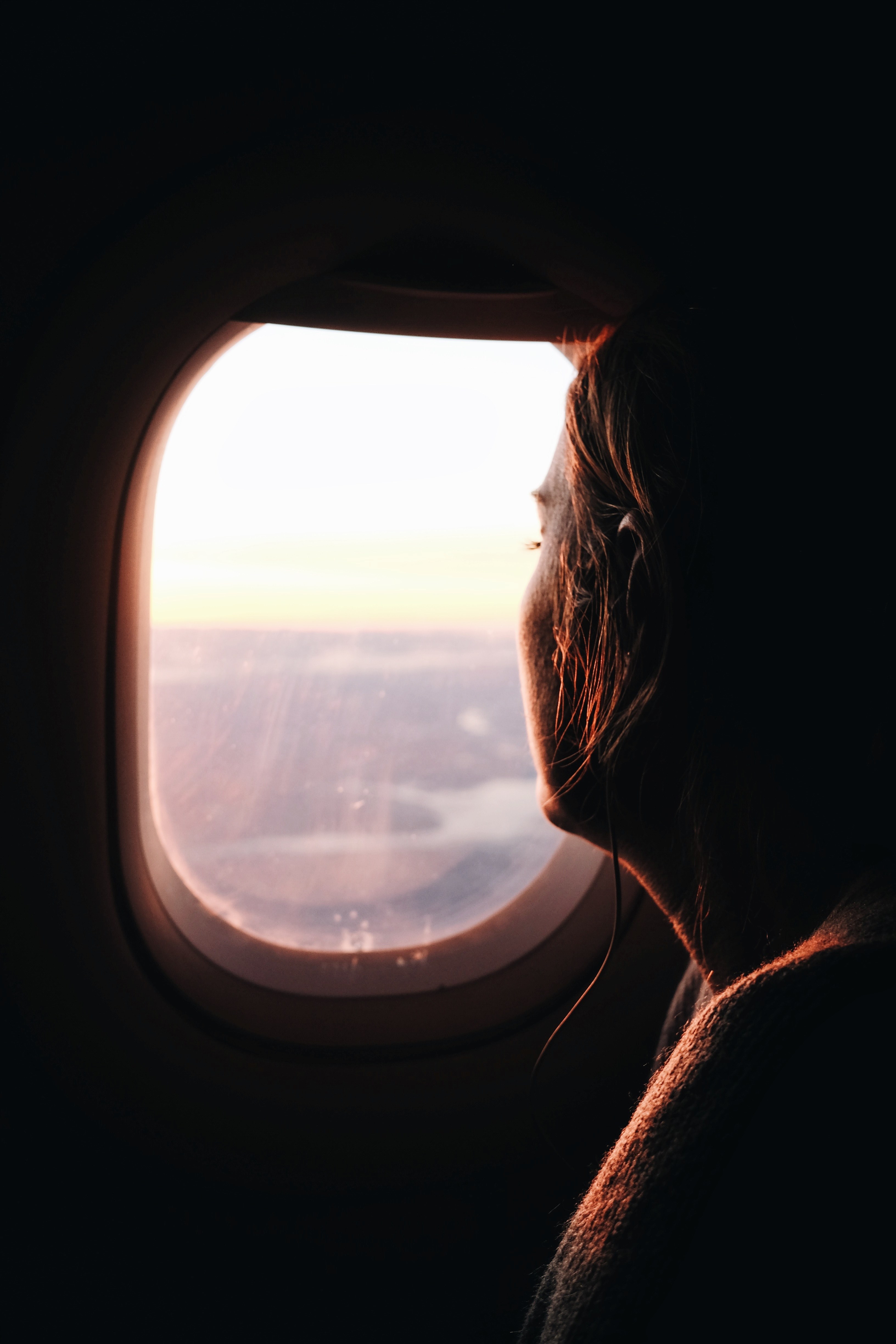 woman with short hair peering from out of airplane window to sunset over so paulo, airplane window sunset 4k, Phone HD Wallpaper