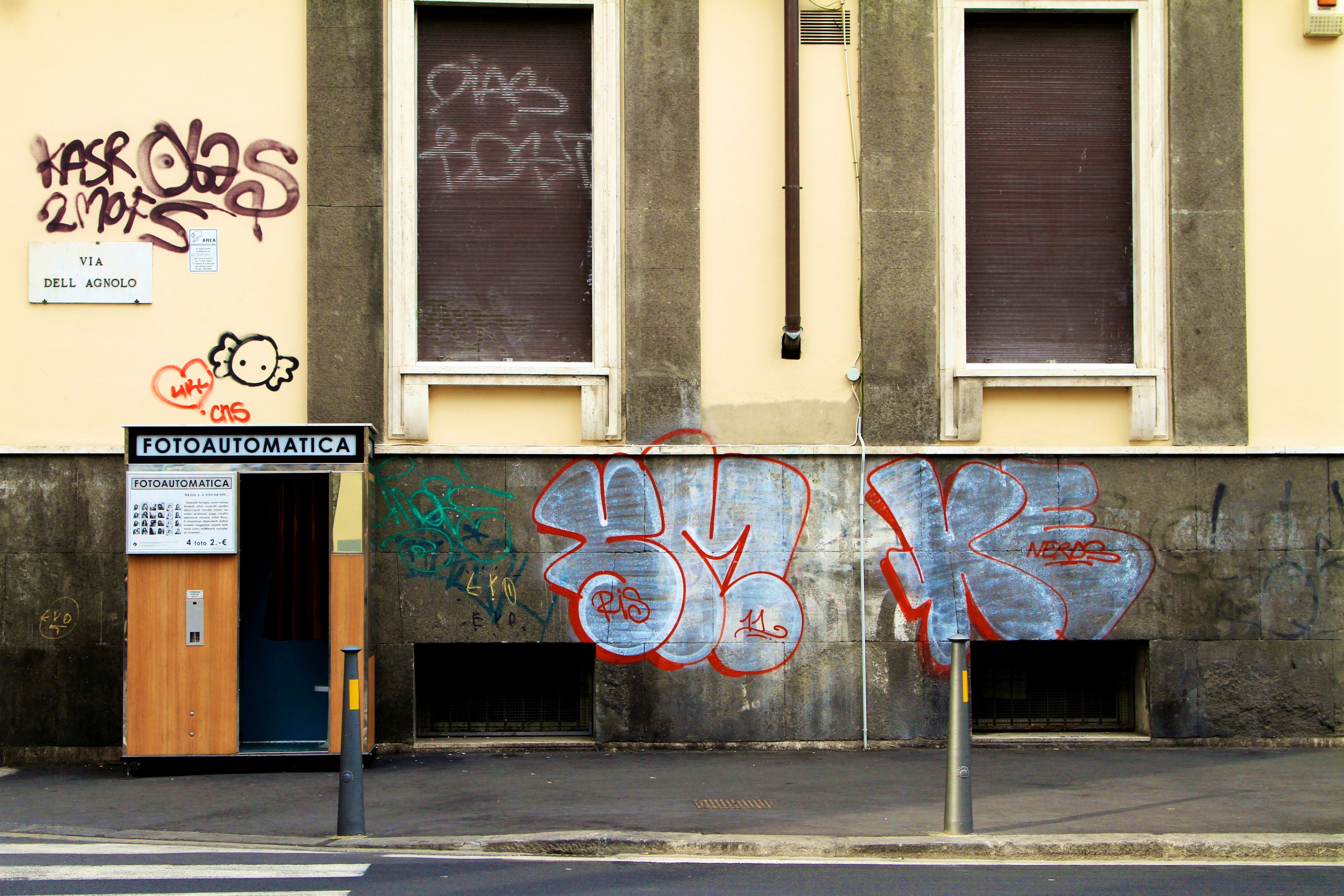graffiti on a wall in florence next to a photo booth, photo booth and graffiti 4k, HD Wallpaper