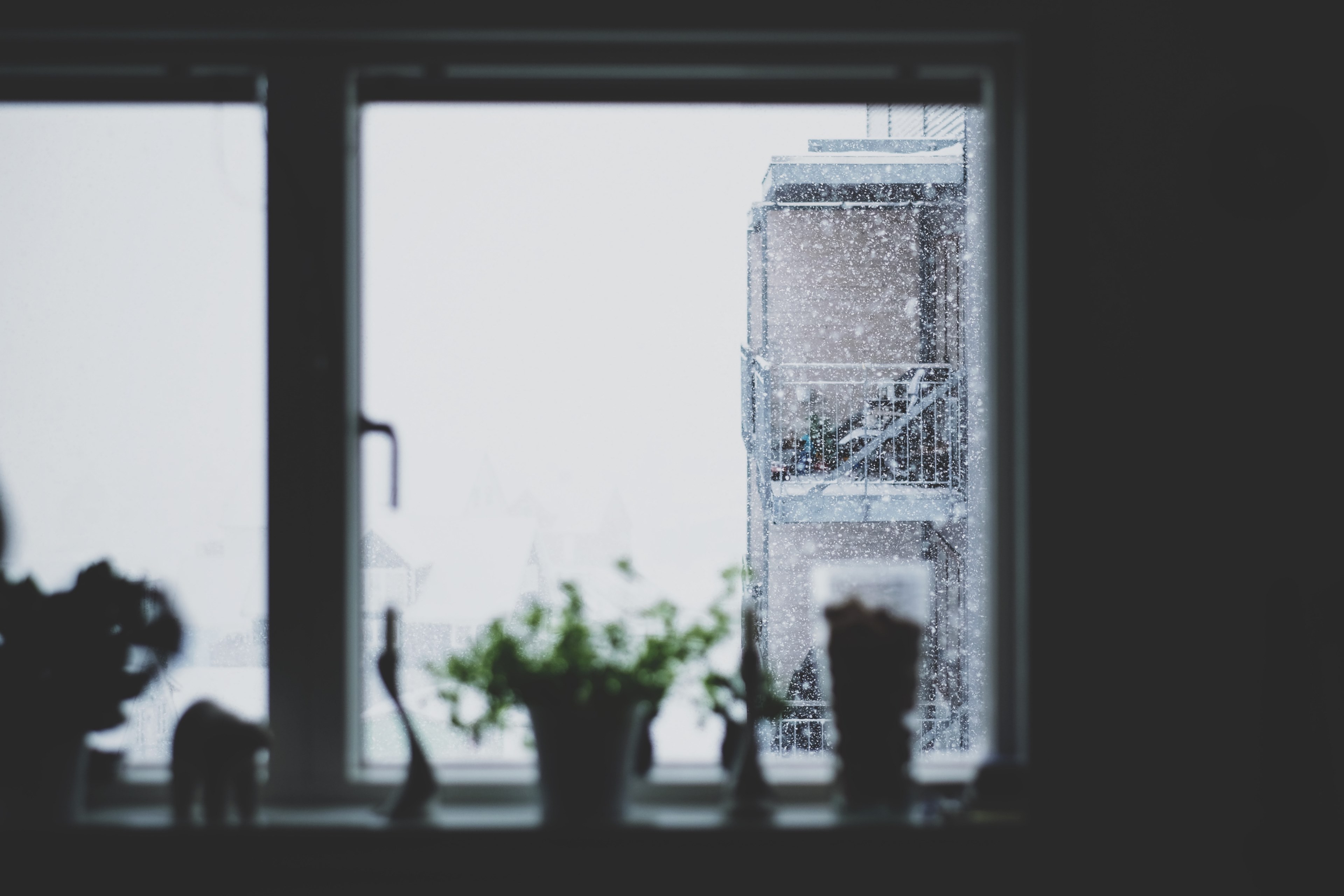 an apartment window in a building in nuuk greenland, greenland apartment window 4k, HD Wallpaper