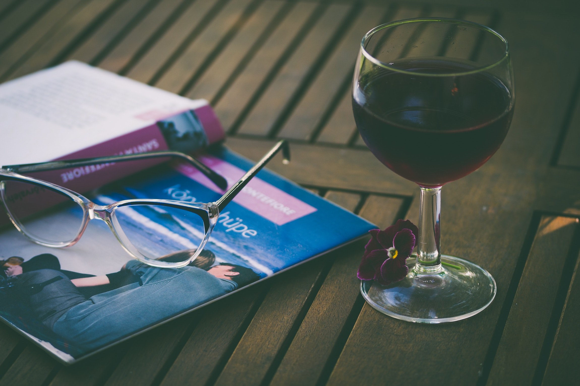 a glass of red wine on the table along with a pair of eyeglasses and a book, _enjoying a book with a glass of wine 4k, HD Wallpaper