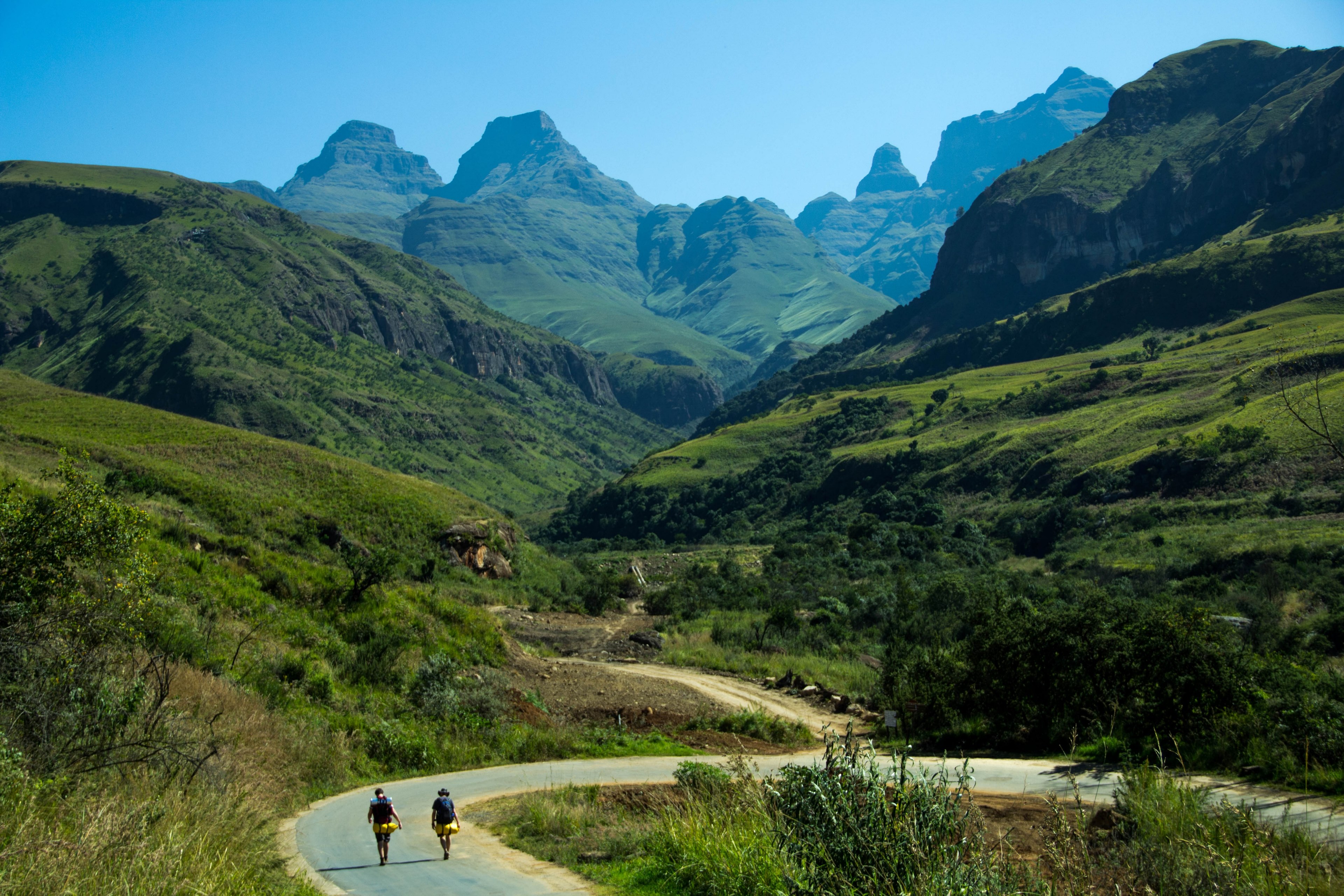 two backpackers walking along a desolate road in a green mountain valley, hike in the green mountains 4k, HD Wallpaper