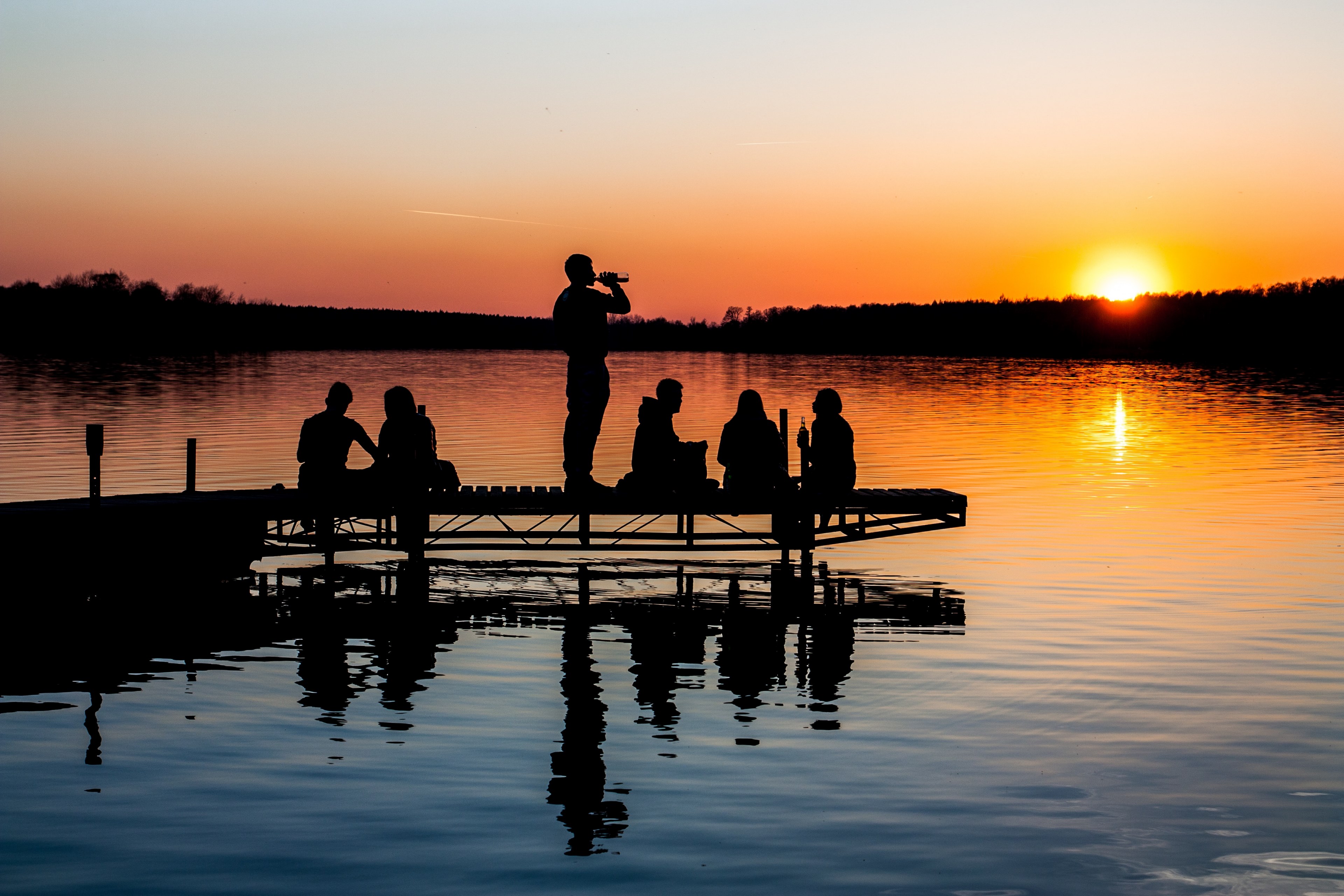 a group of people sitting by the river and drinking beer in silhouette, people sitting and drinking 4k, HD Wallpaper