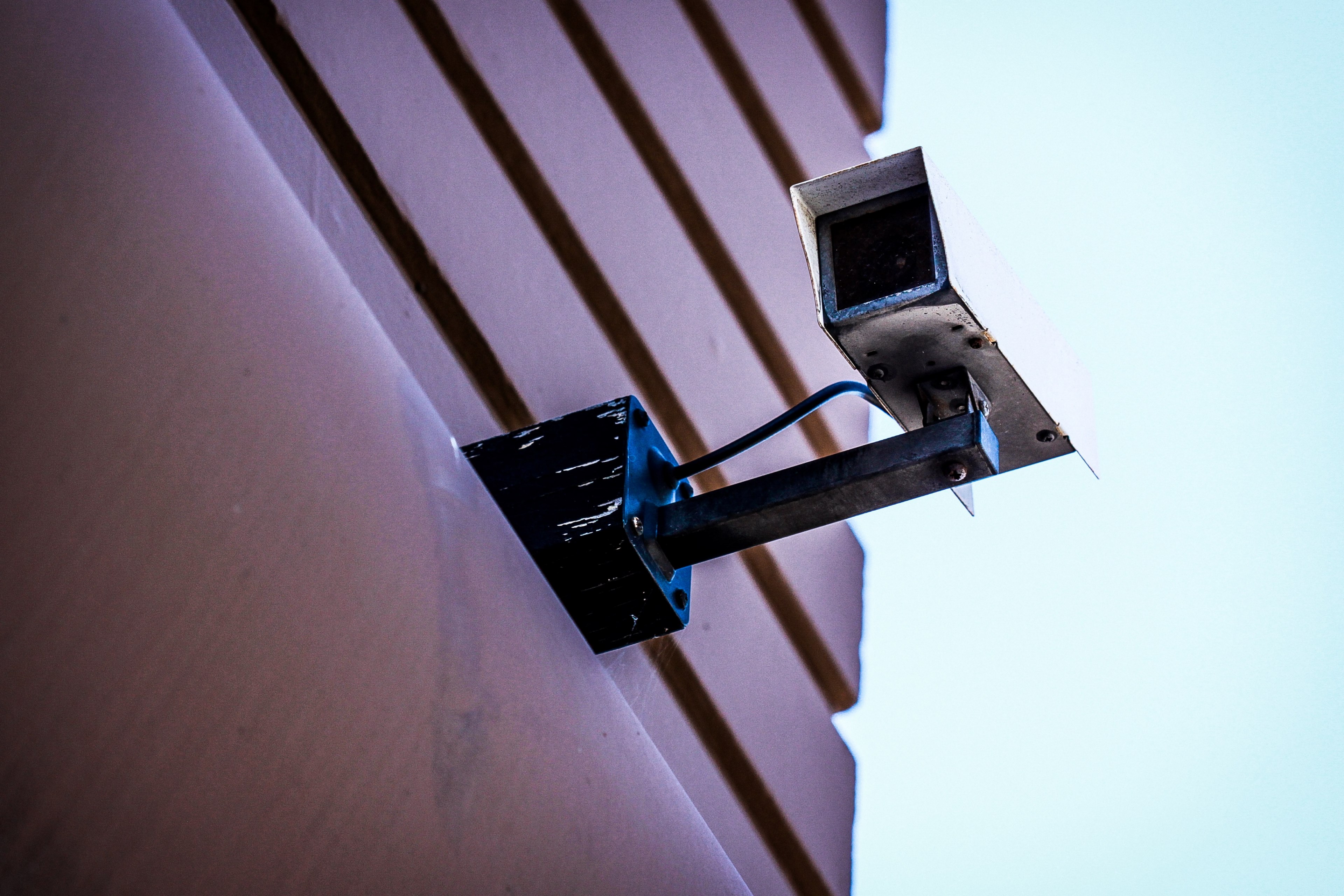 a security camera on a building facade, security camera on a building 4k, HD Wallpaper