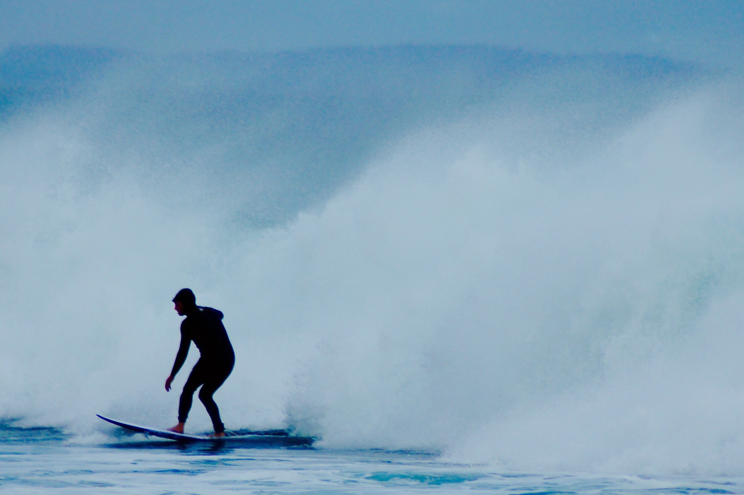 a surfer riding his board in the surf at point leo, rider in the surf 4k, HD Wallpaper