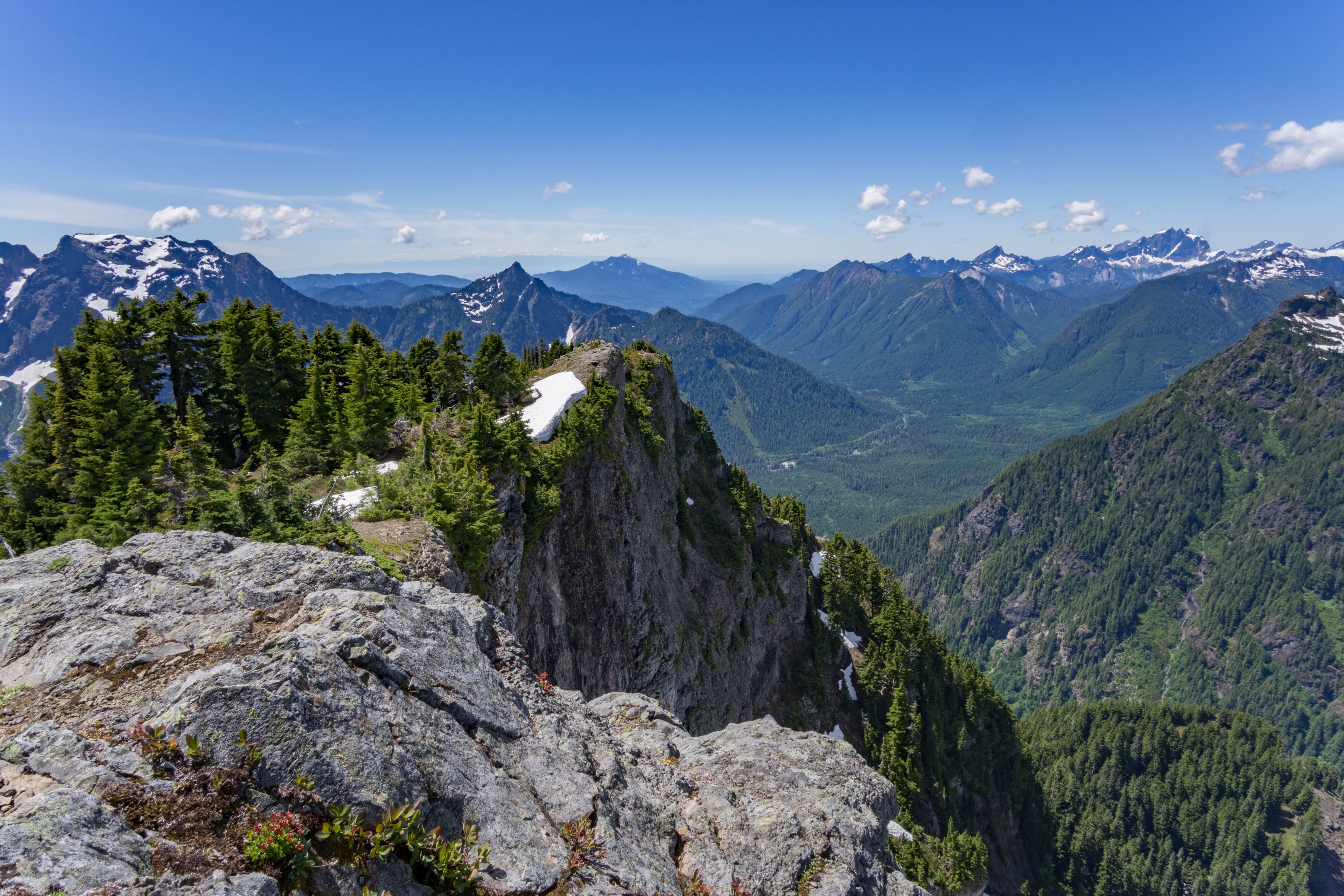 the peak of mount dickermann with a valley surrounded by mountains in the background, looking over mount dickerman 4k, HD Wallpaper