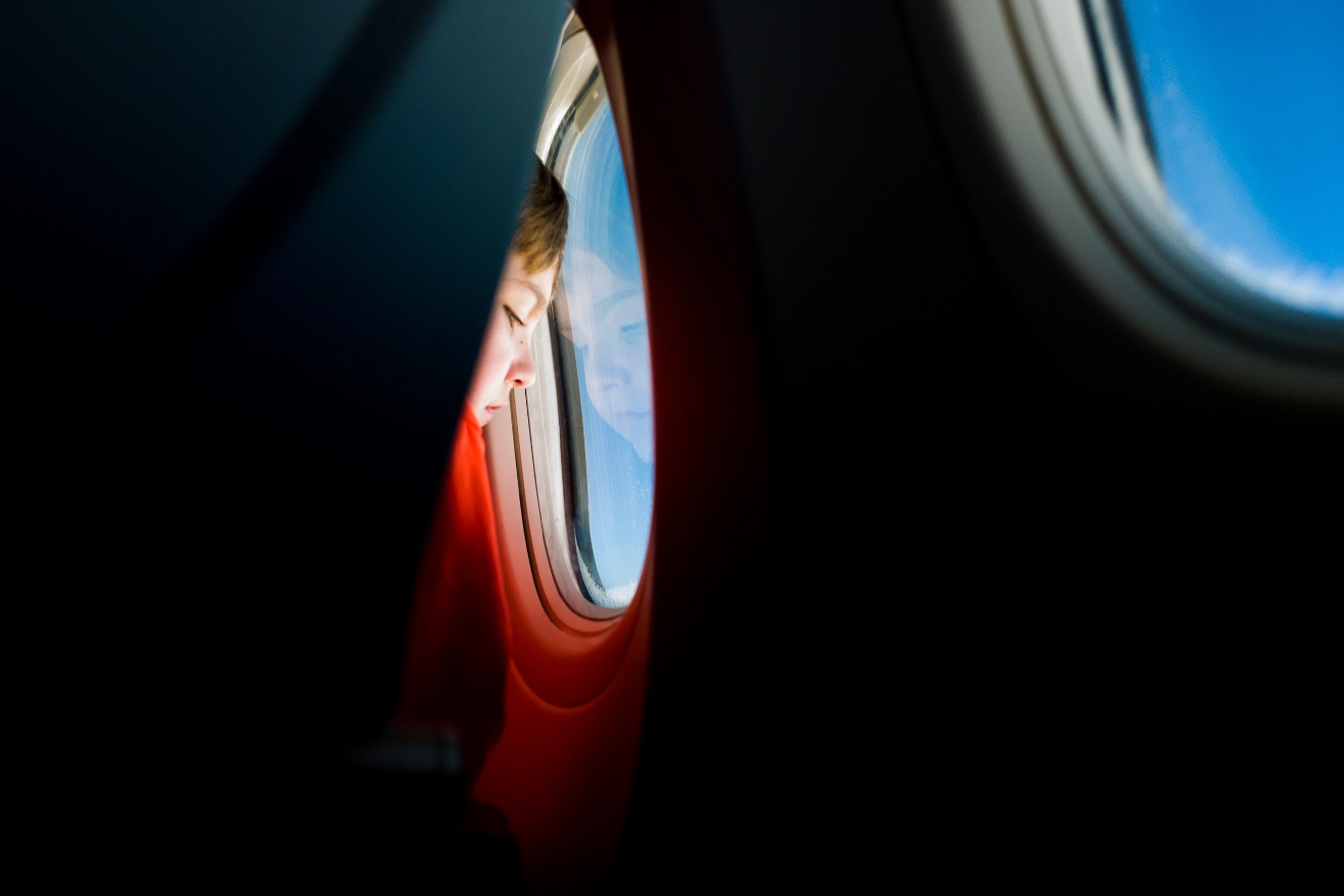 a child presses his forehead against the window of a flying plane, counting clouds from above 4k, HD Wallpaper