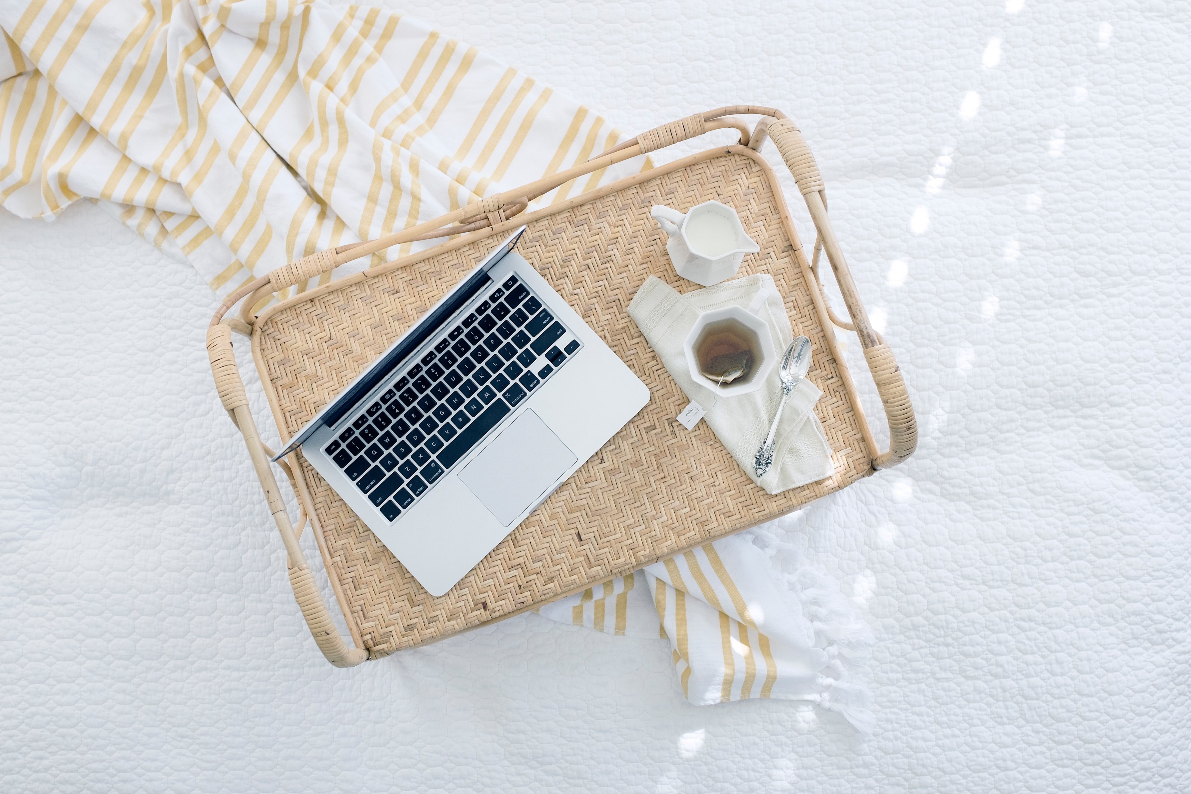 a laptop and a cup of tea with milk on a wicker tray, laptop on a wicker tray 4k, HD Wallpaper