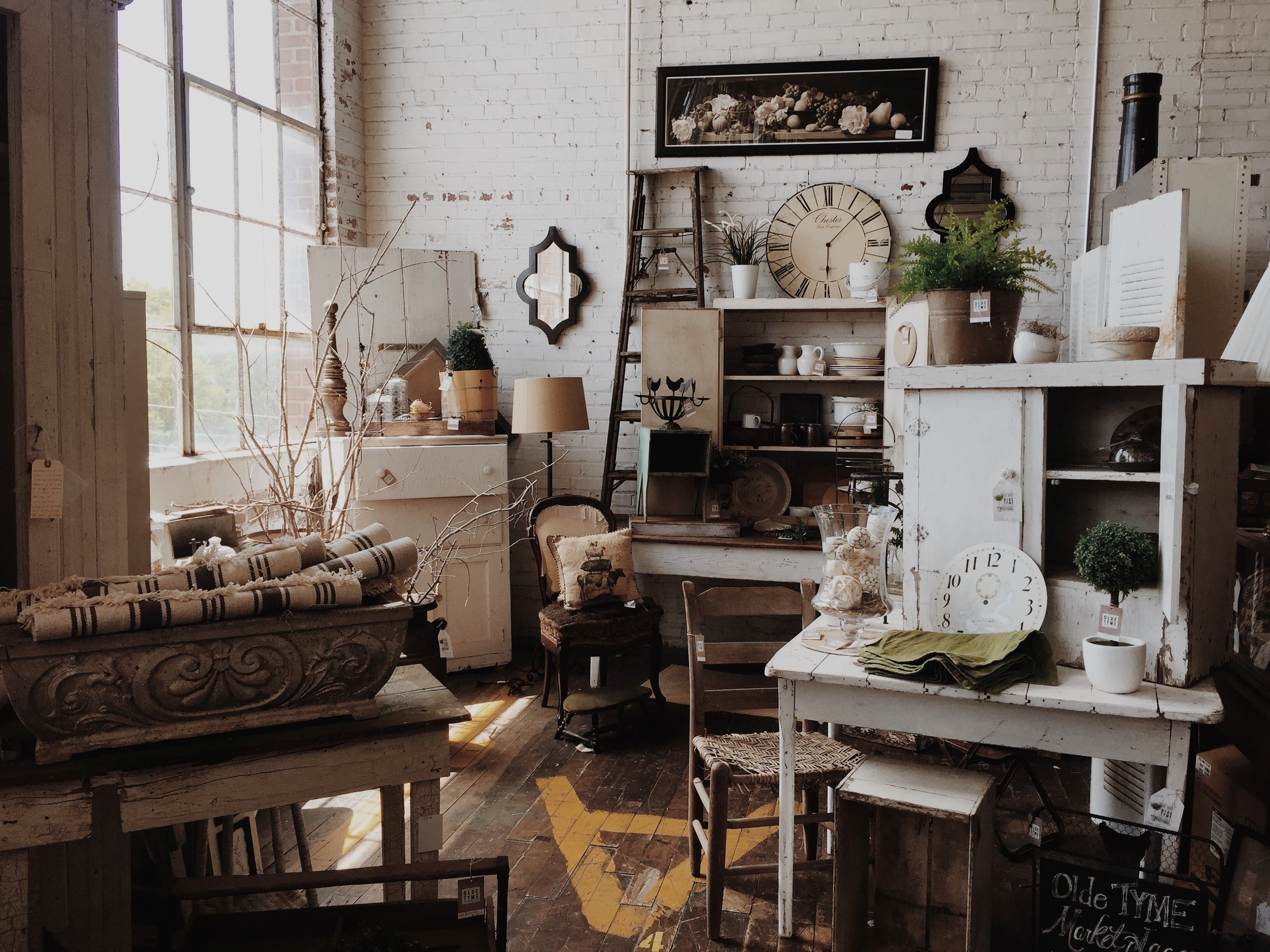 a quaint interior with old clocks cupboards and decorations, quaint vintage interior 4k, HD Wallpaper