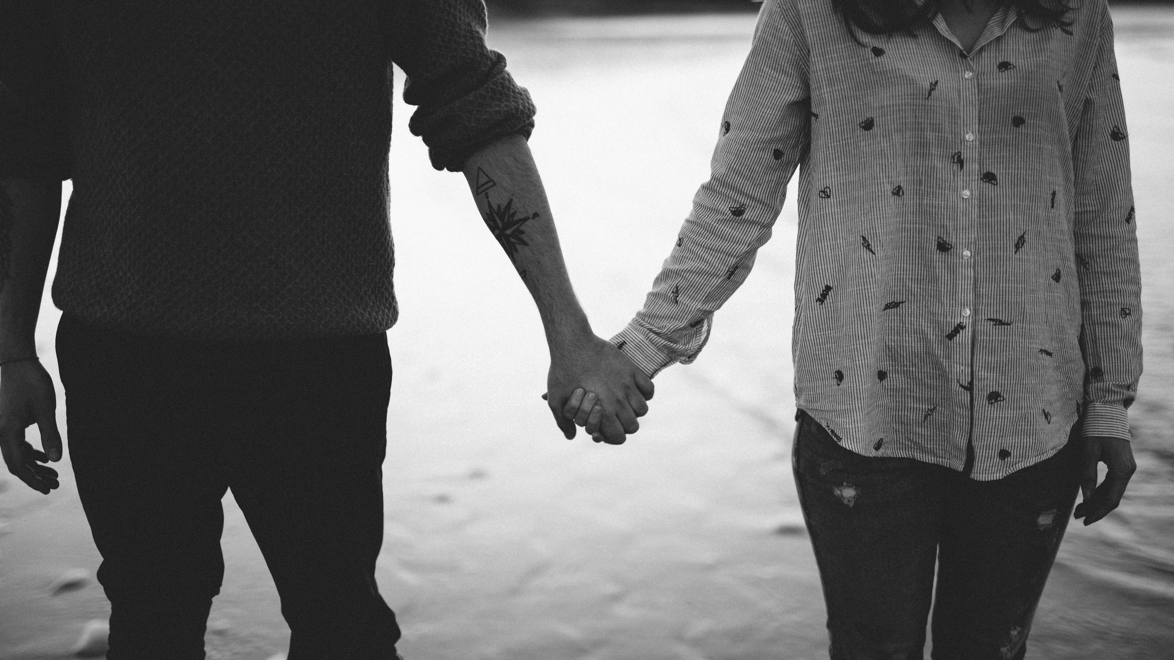 hands, couple, bw, love, 4k, HD Wallpaper