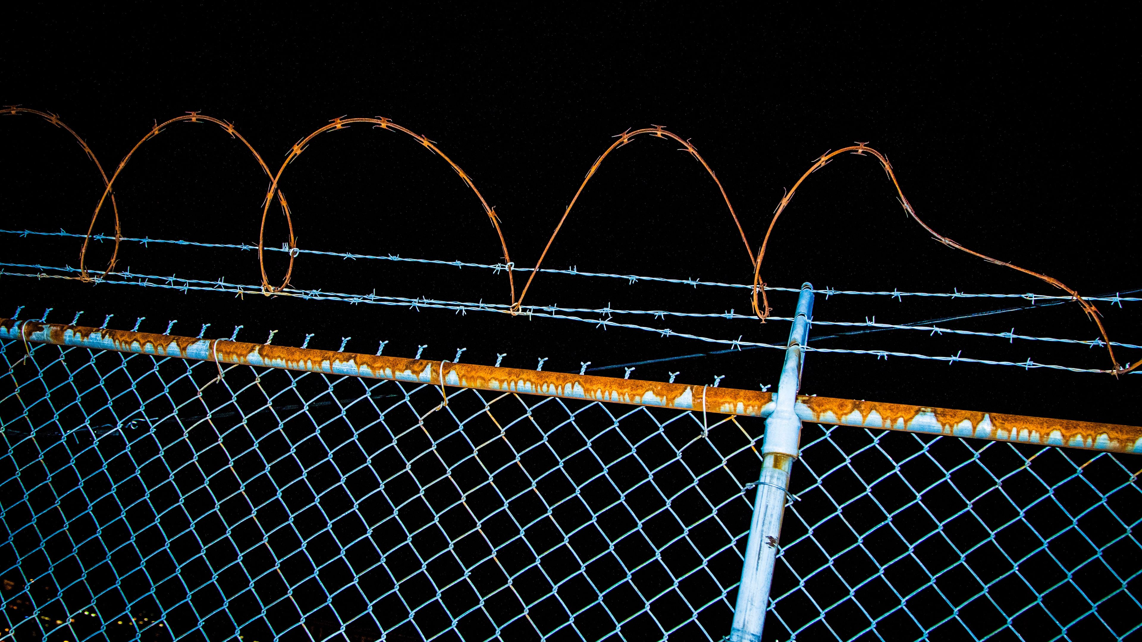 fence, barbed wire, rust, 4k, HD Wallpaper