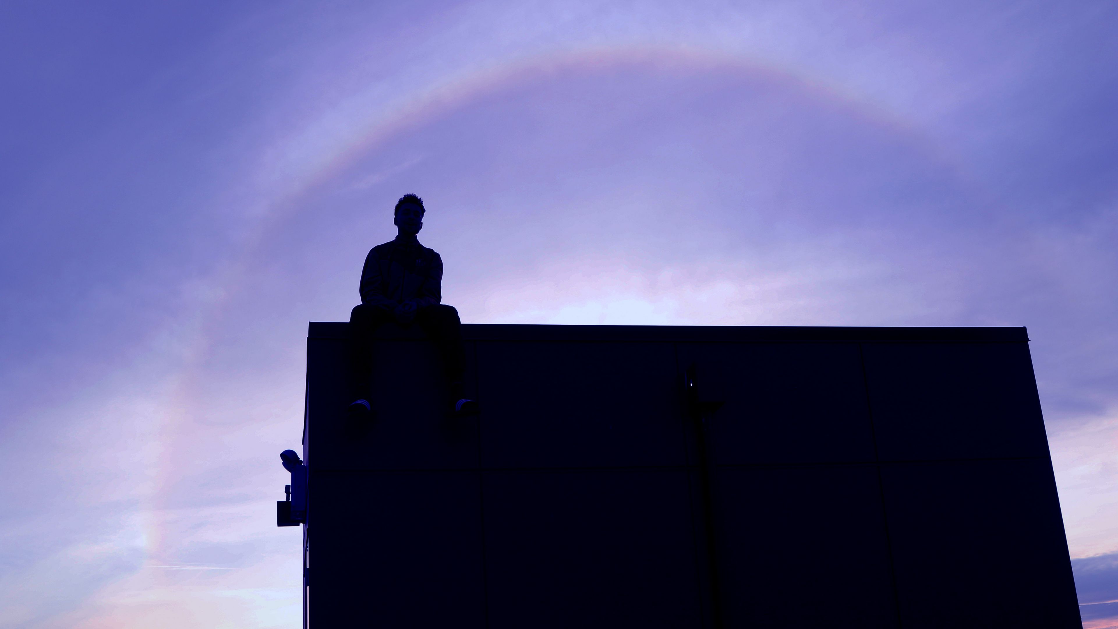 man, silhouette, roof, night, sky, 4k, HD Wallpaper