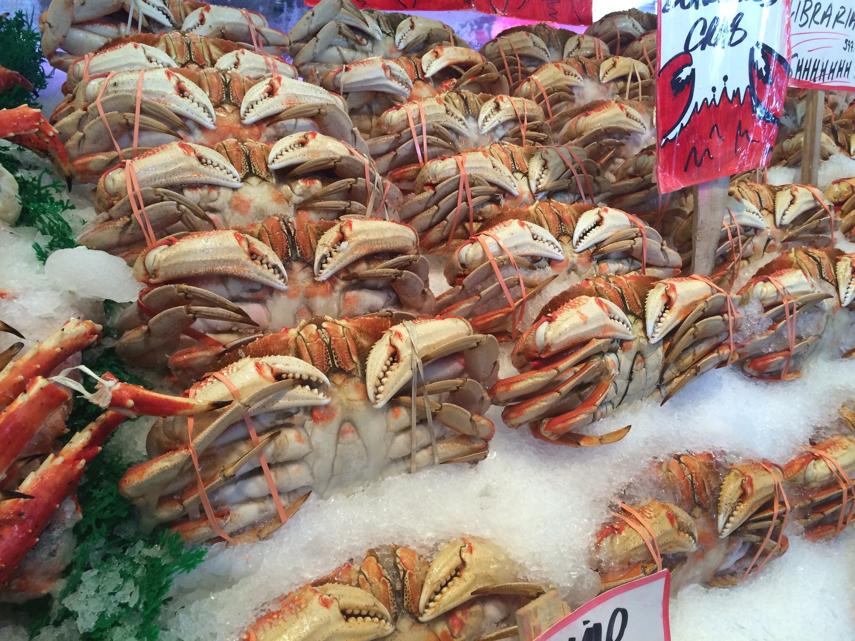 king crabs on ice at a seafood market, crabs for sale 4k, HD Wallpaper