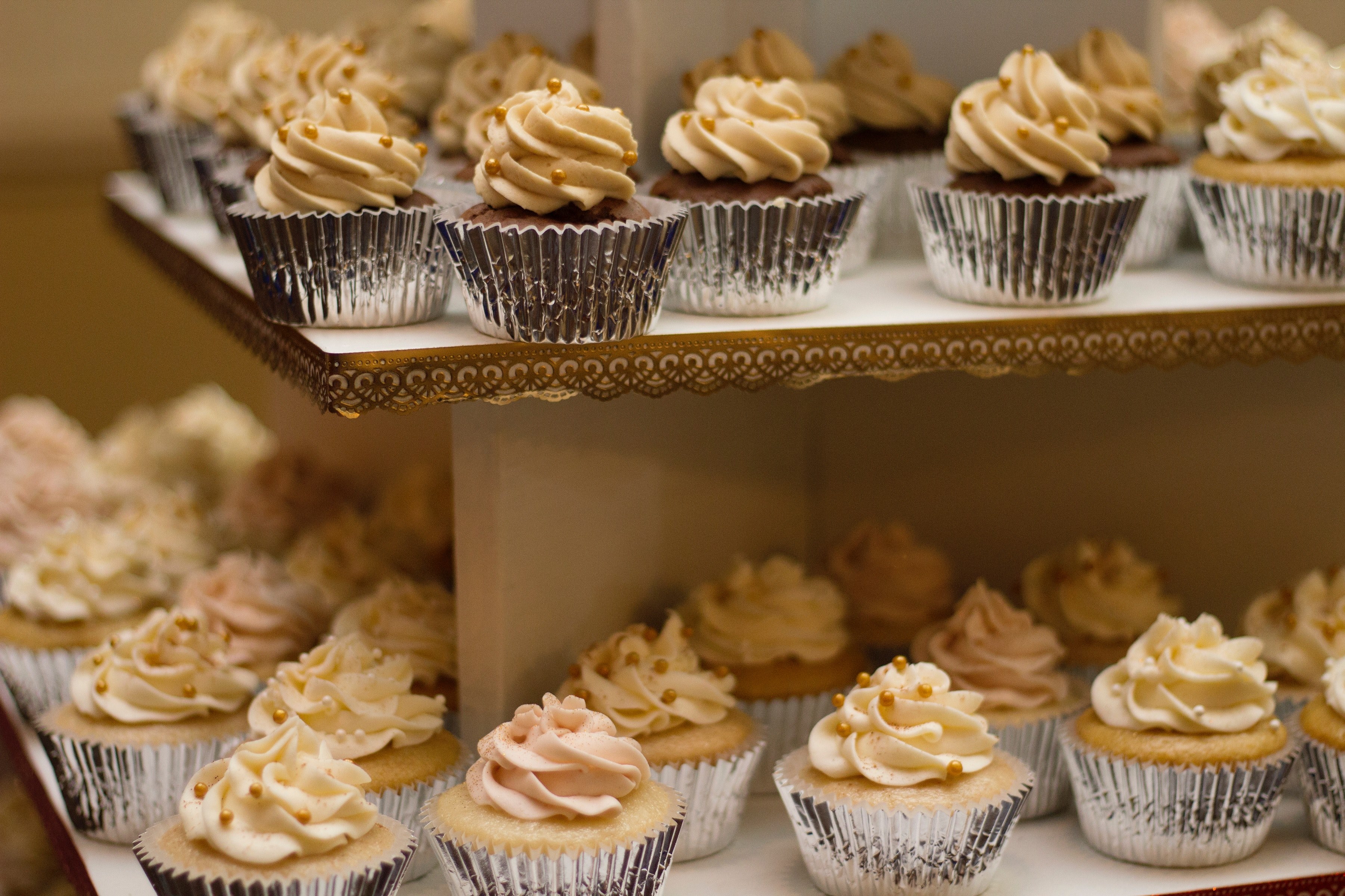 tiers of mini cupcakes with caramel frosting, stacks of cupcakes 4k, HD Wallpaper