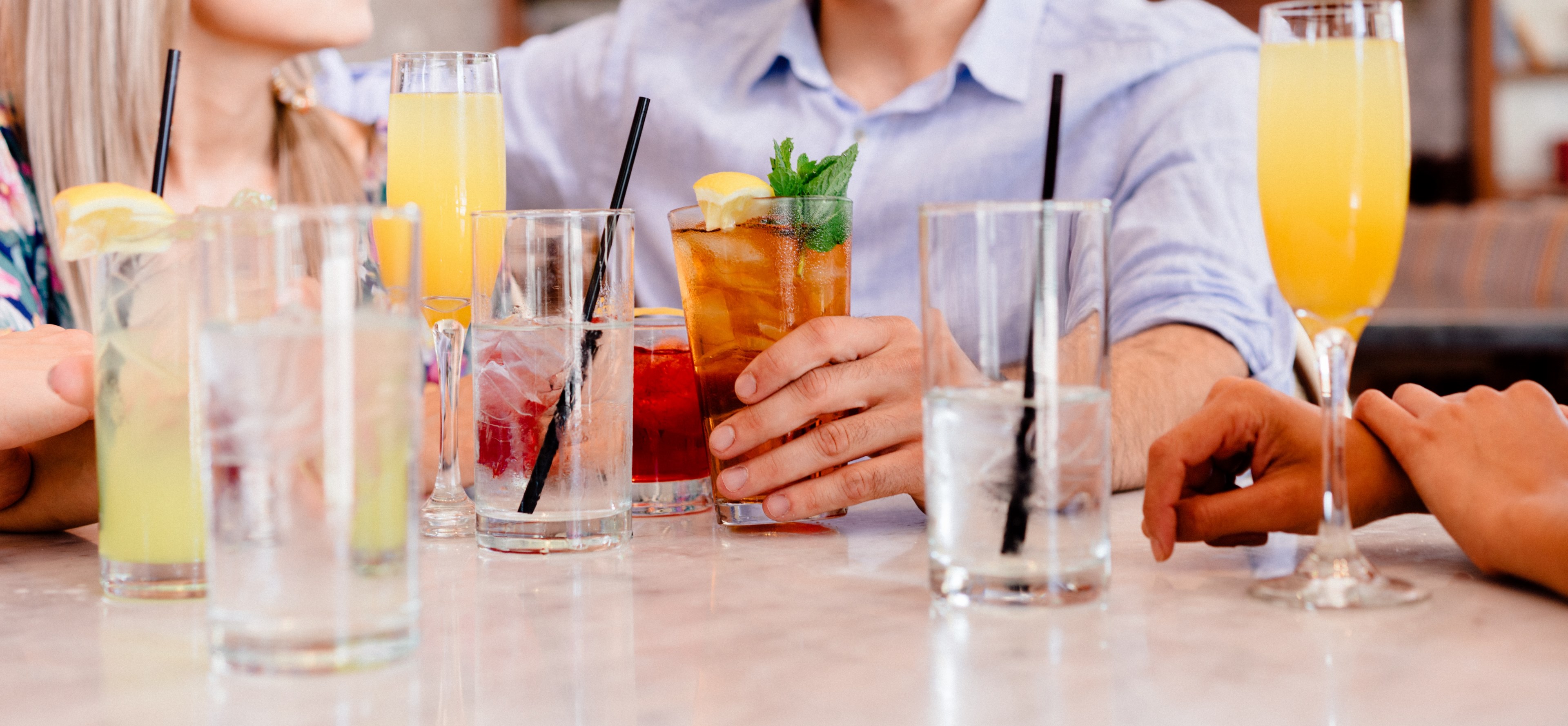 a group of friends sitting at a table with drinks, cocktail time 4k, HD Wallpaper
