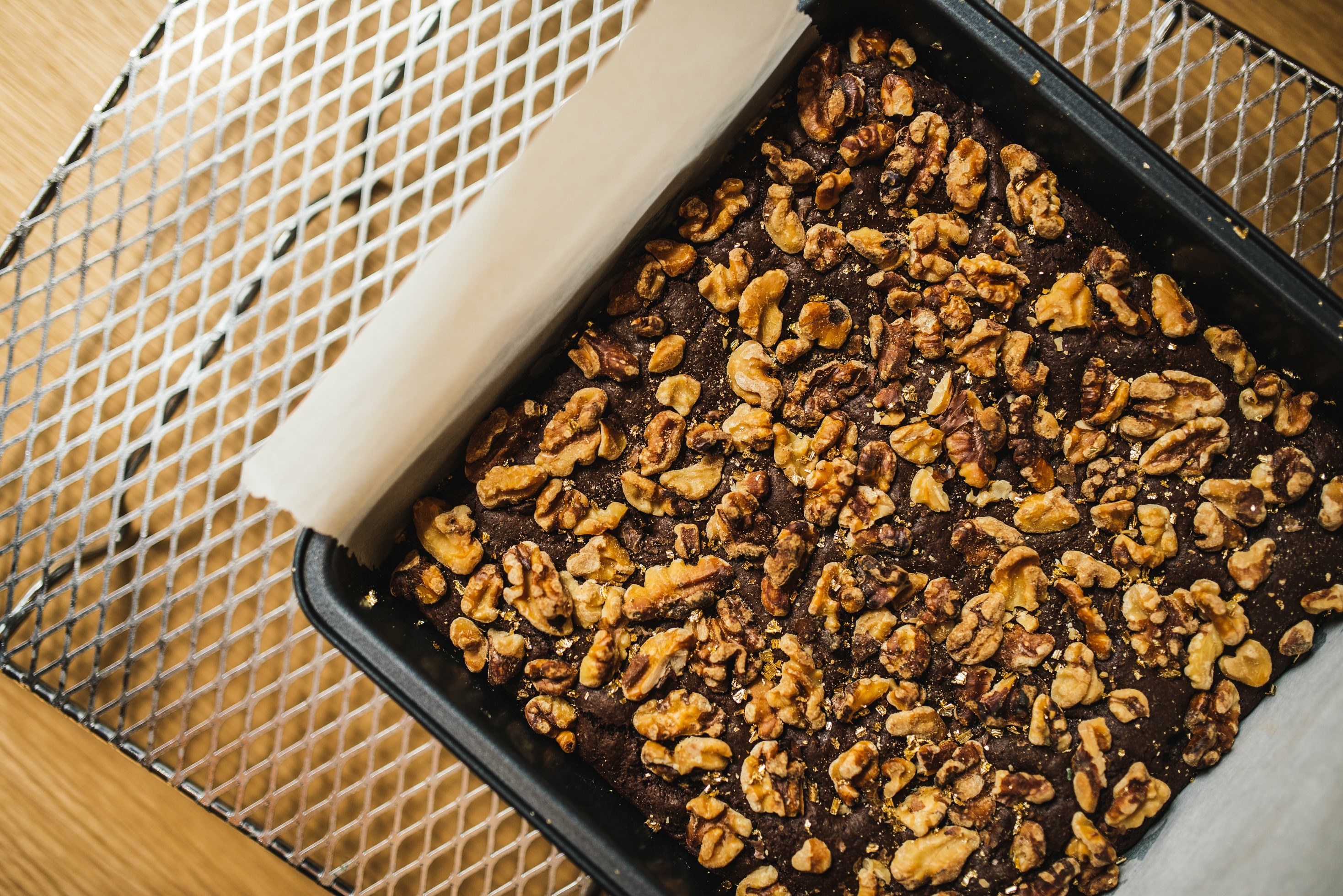 chocolate brownie dessert with walnuts cooling on a rack, fresh baked brownies 4k, HD Wallpaper