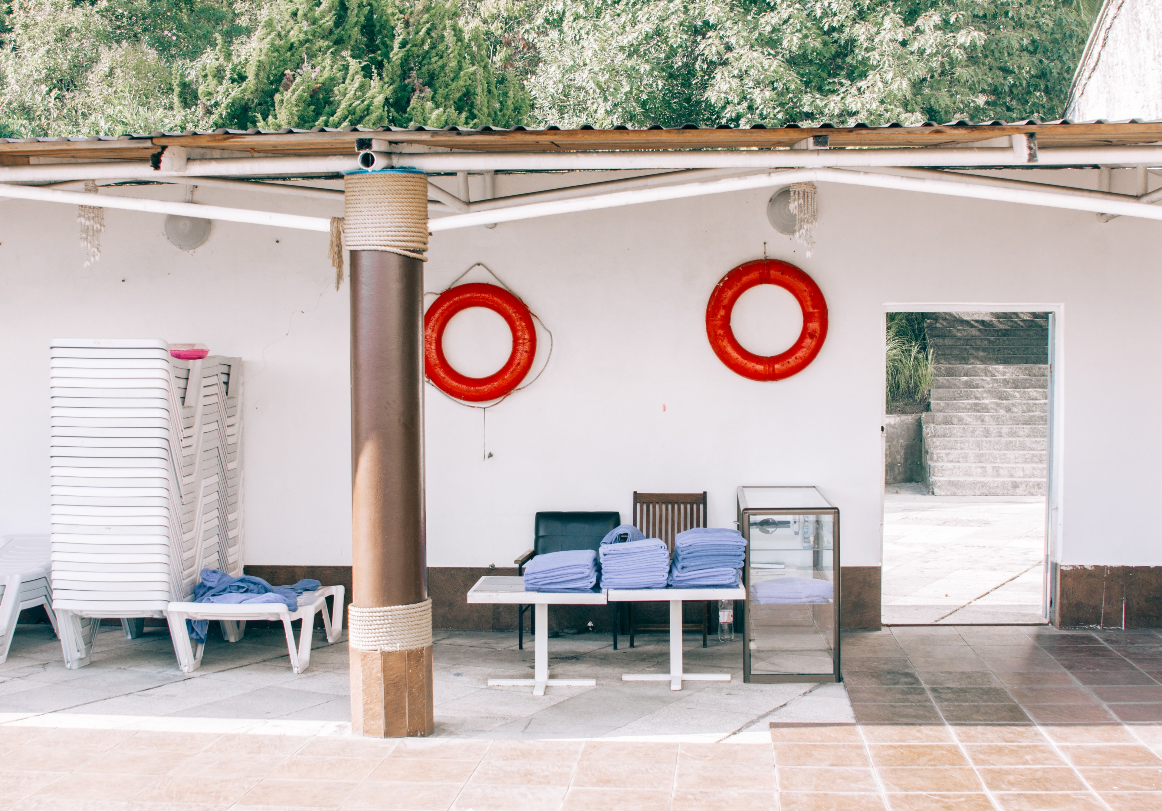 sunbed pool house ring and life ring 4k, HD Wallpaper