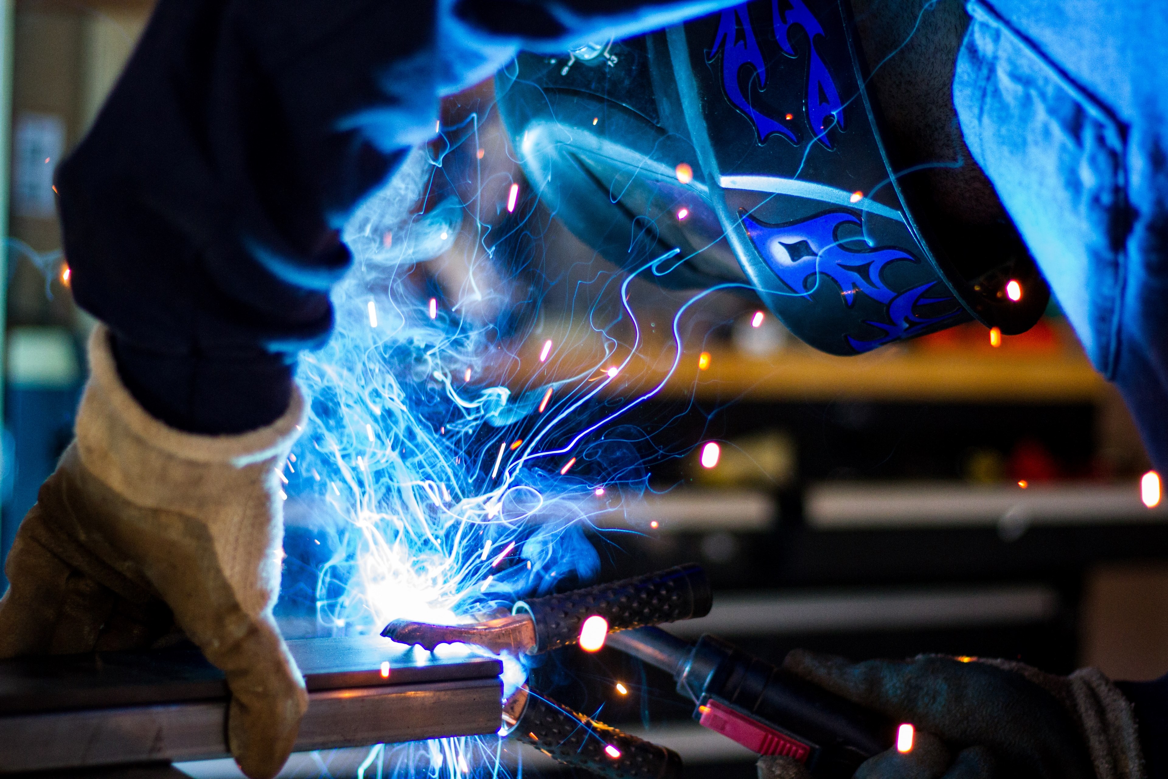 blue sparks and flames over a piece of metal with a welder leaning over it, welder smoke sparks 4k, HD Wallpaper