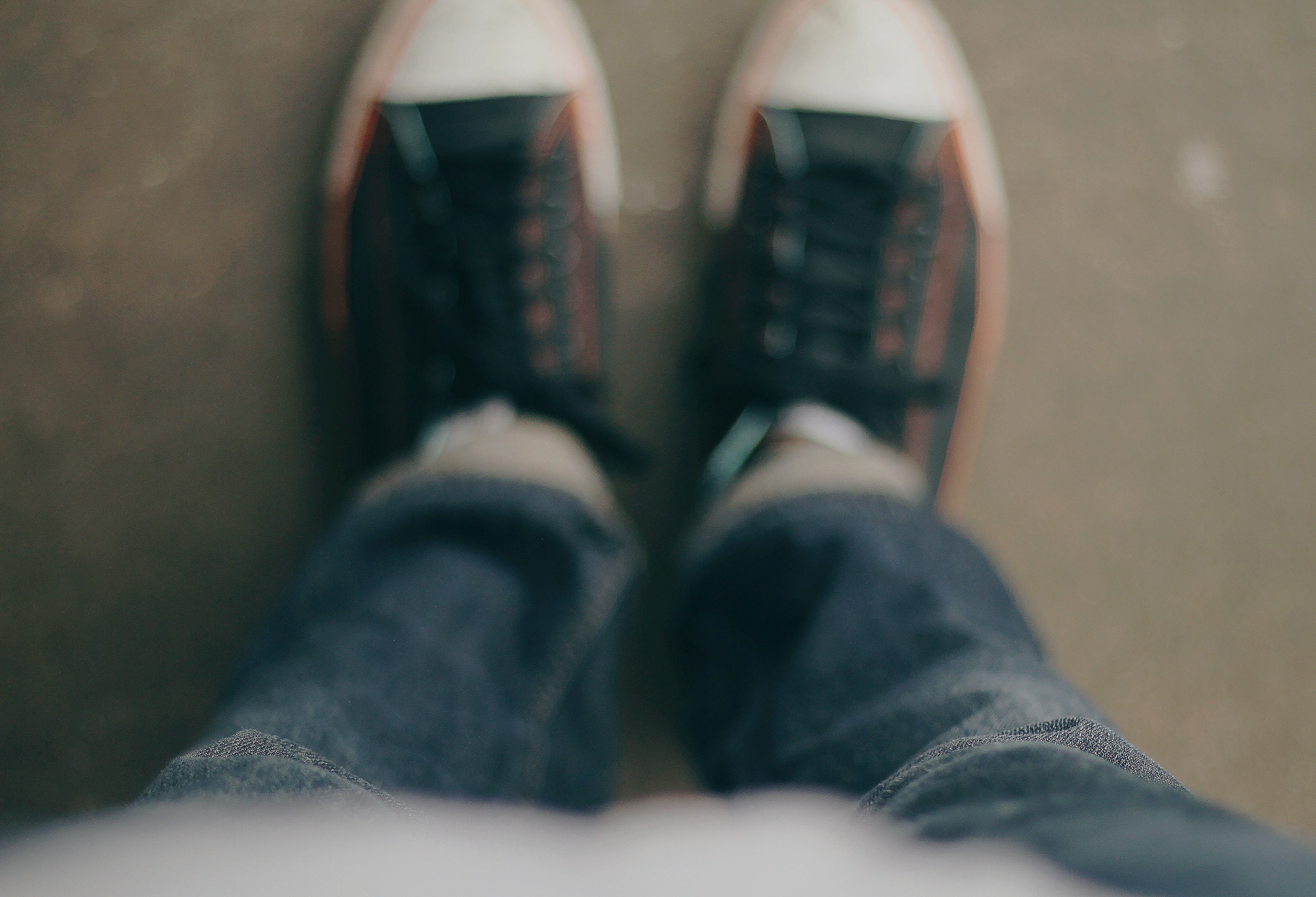 jeans sneaker shoe and leg 4k, HD Wallpaper