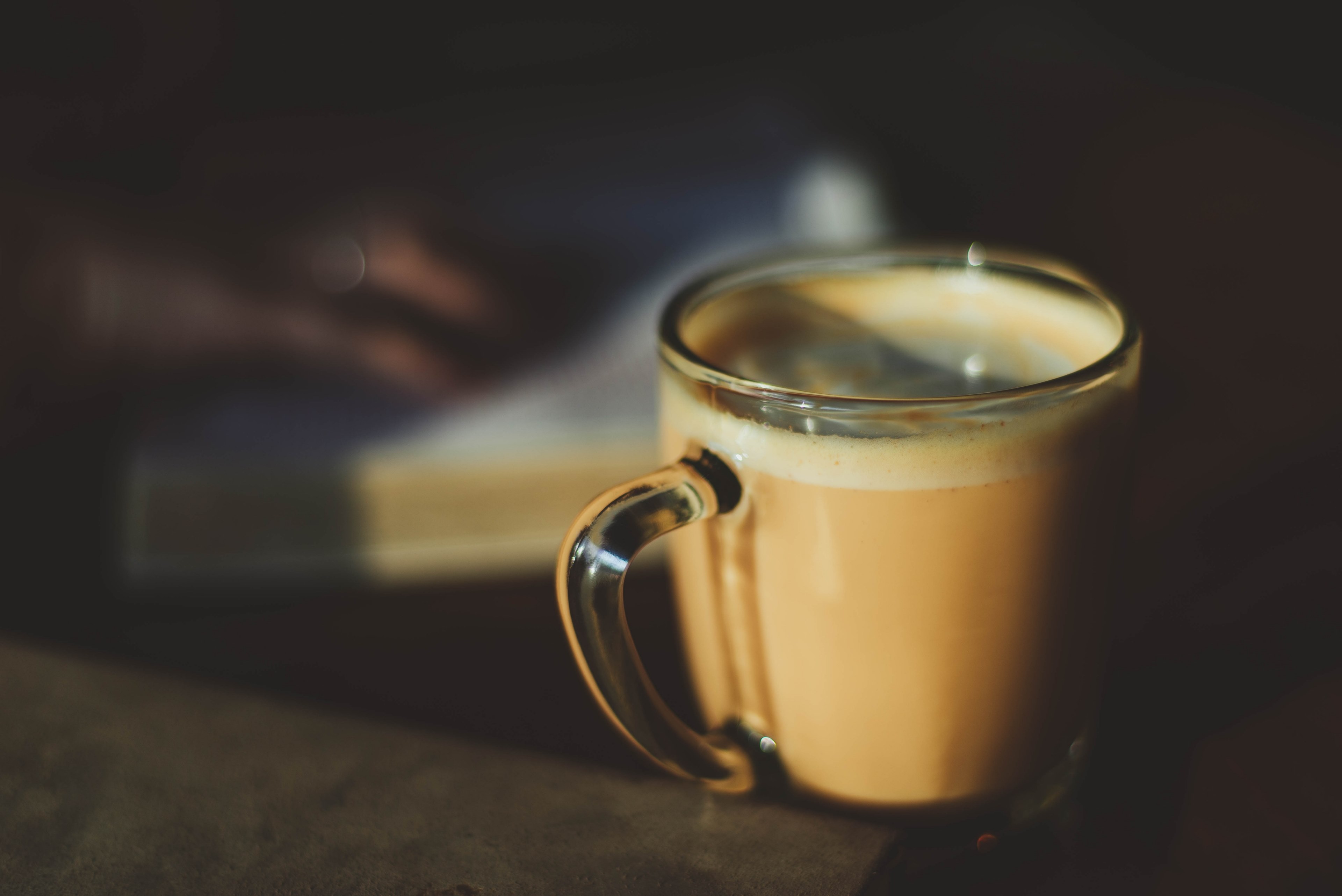 a latte in a glass mug at the urban bean coffeehouse cafe, the urban bean coffeehouse 4k, HD Wallpaper