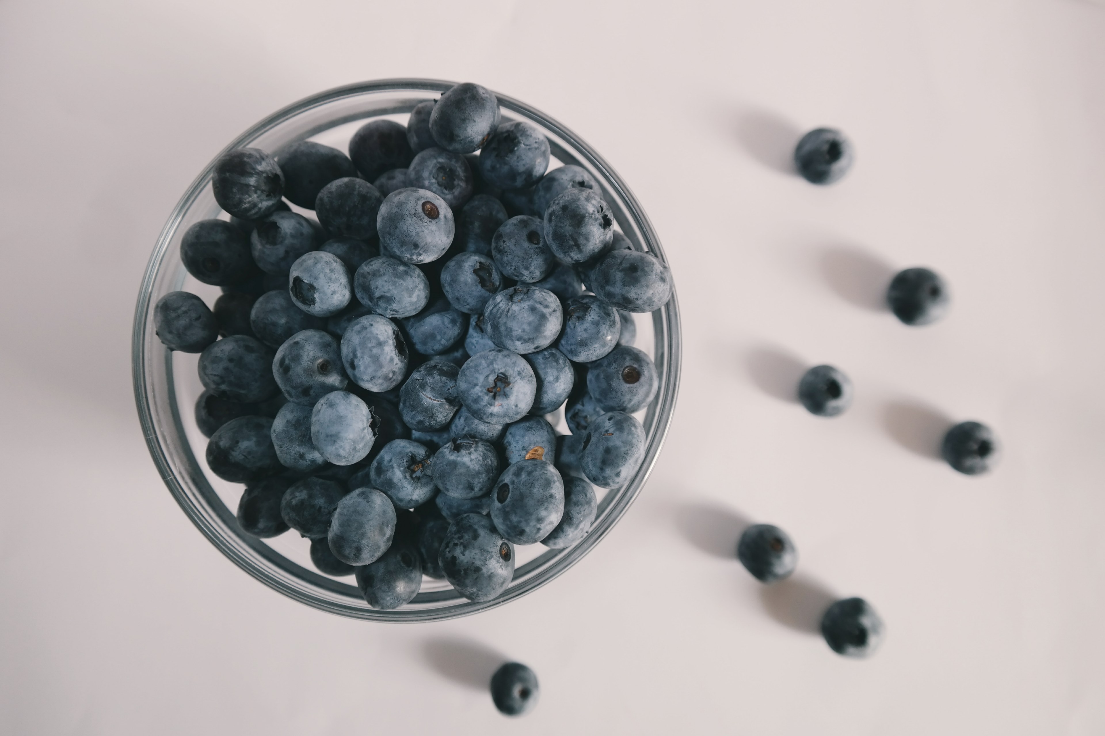 bowl of blueberries overflowing onto the counter for a healthy snack, bowl of blueberries 4k, HD Wallpaper