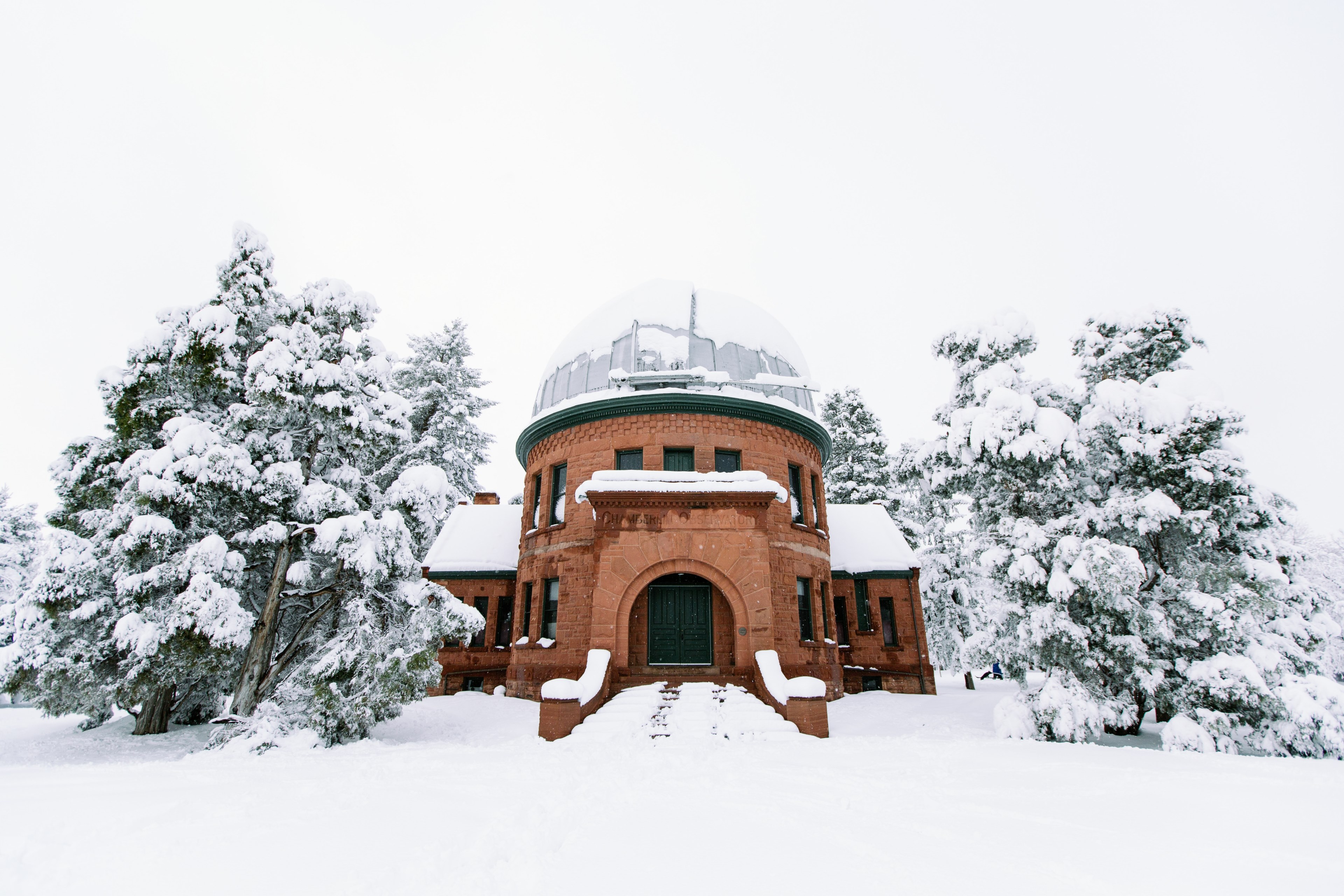 a building in the snow surrounded by wintery trees, a snowy building in trees 4k, HD Wallpaper