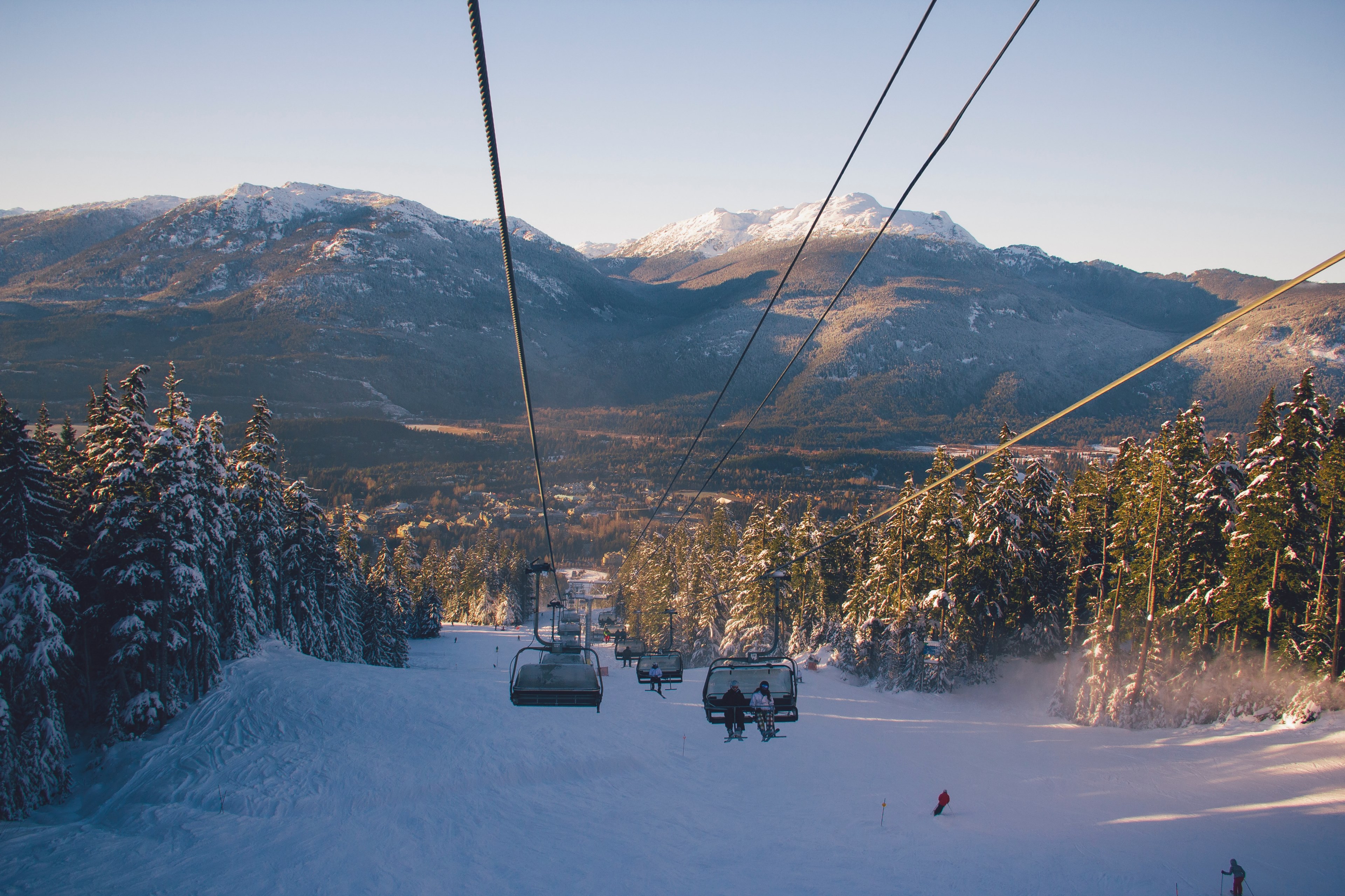 a chairlift going through a snowy valley with skiers below, a chairlift in the valley 4k, HD Wallpaper