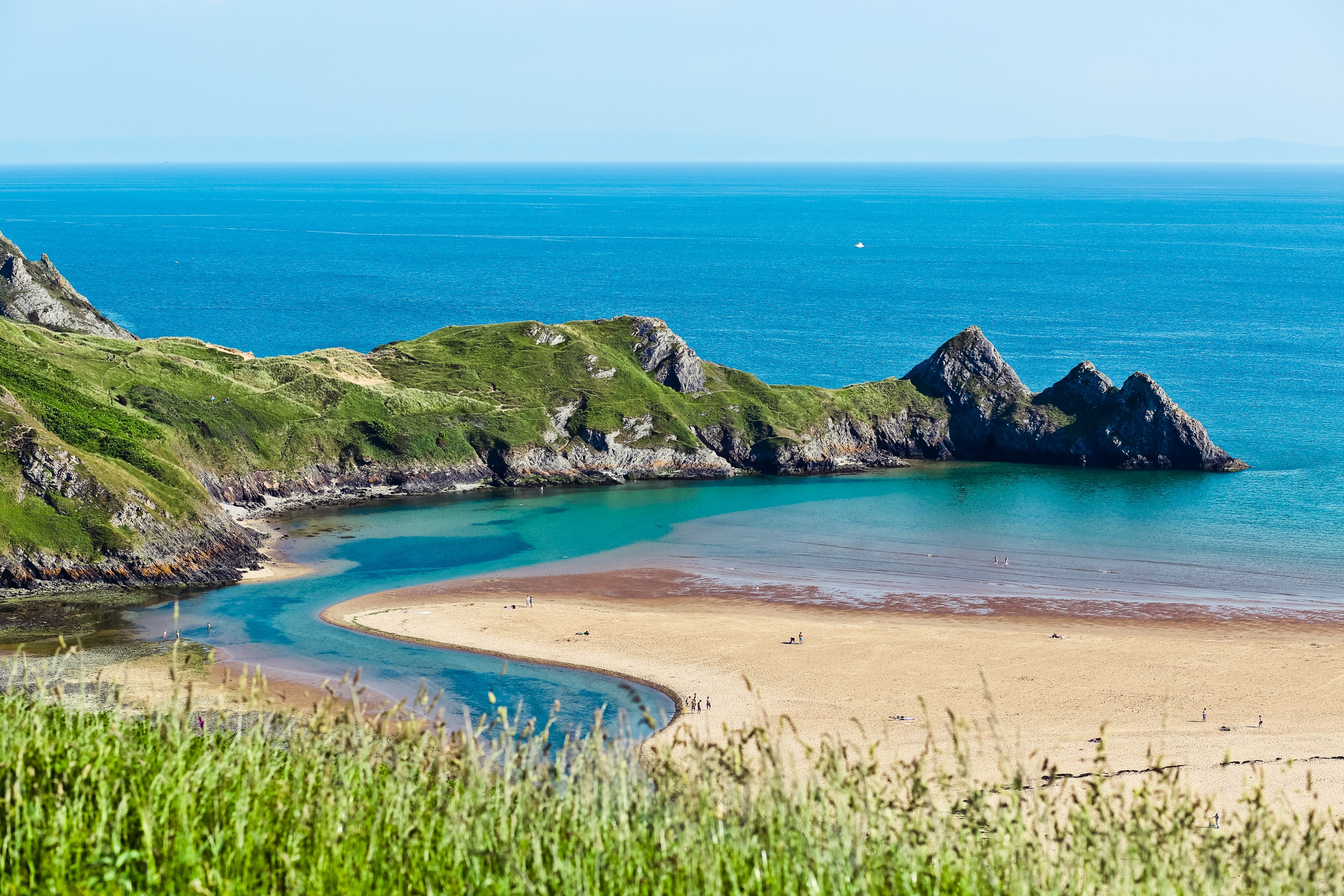 view on an ocean bay and a lagoon from a grass field in wales, ocean bay view in wales 4k, HD Wallpaper