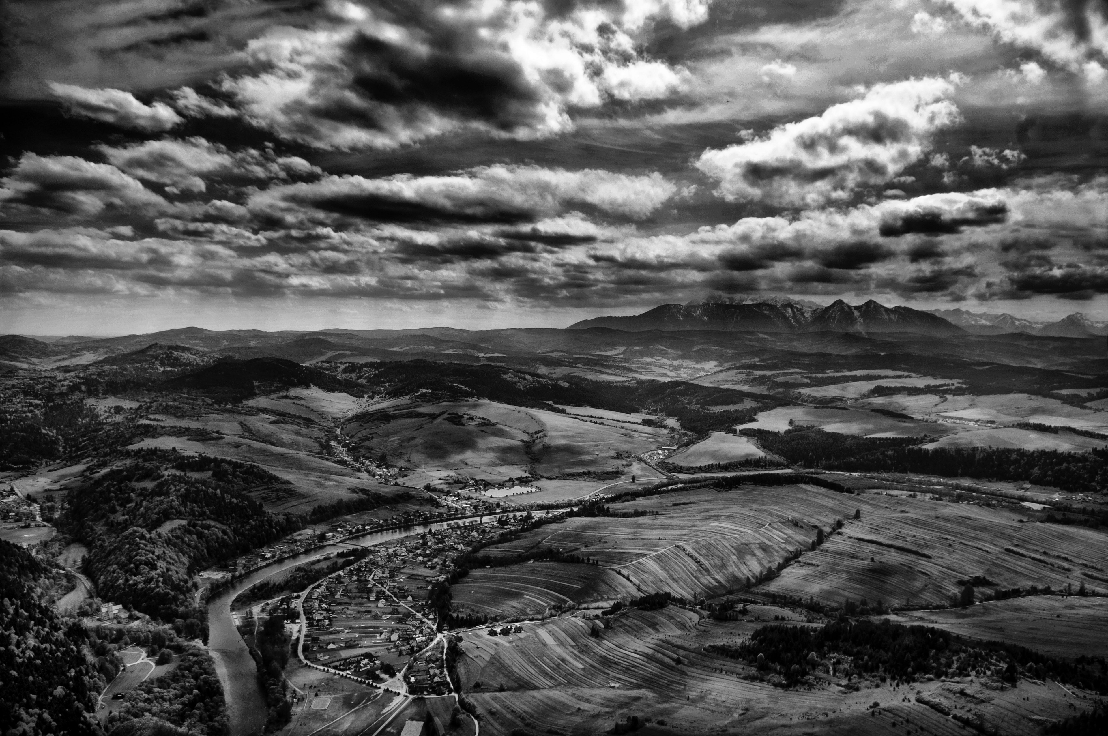 black and white panoramic shot of dramatic cloudy sky and rocky landscapetrzy korony punkt widokowy, countryside near the mountains 4k, HD Wallpaper