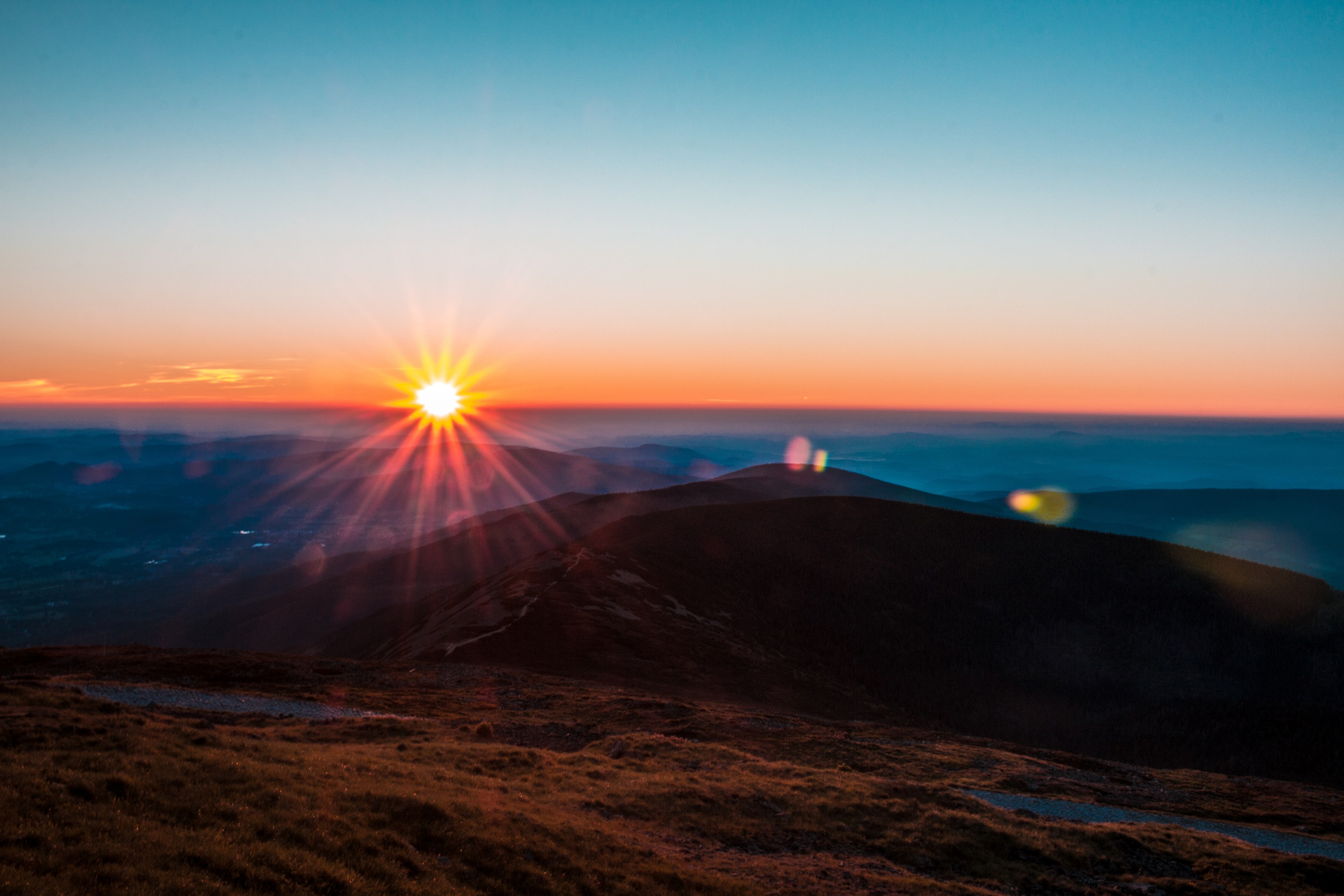 rays of the sunset breaking through the horizon seen on the mountains of snka, snka sunrays on a mountain 4k, HD Wallpaper
