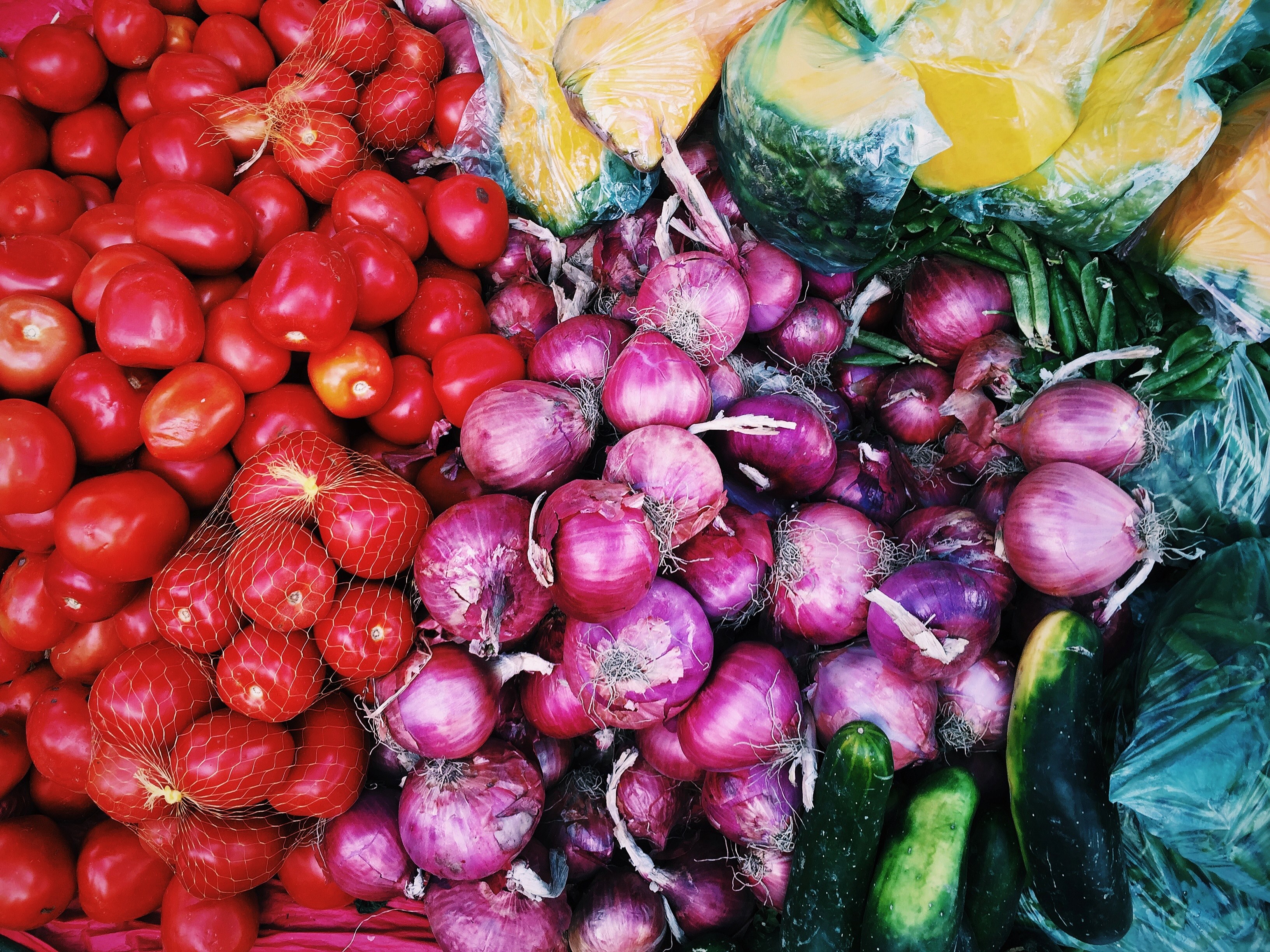 colorful vegetables like tomatoes onions cucumbers and squash at a market in psac cuzco per, psac per veggie market 4k, HD Wallpaper